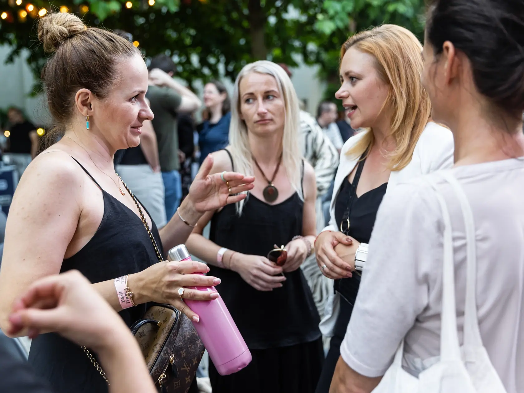 Spomienková akcia na herca Dana Heribana v Trnave. Na snímke Kamila Heribanová a Zuzana Kubovčíková Šebová.