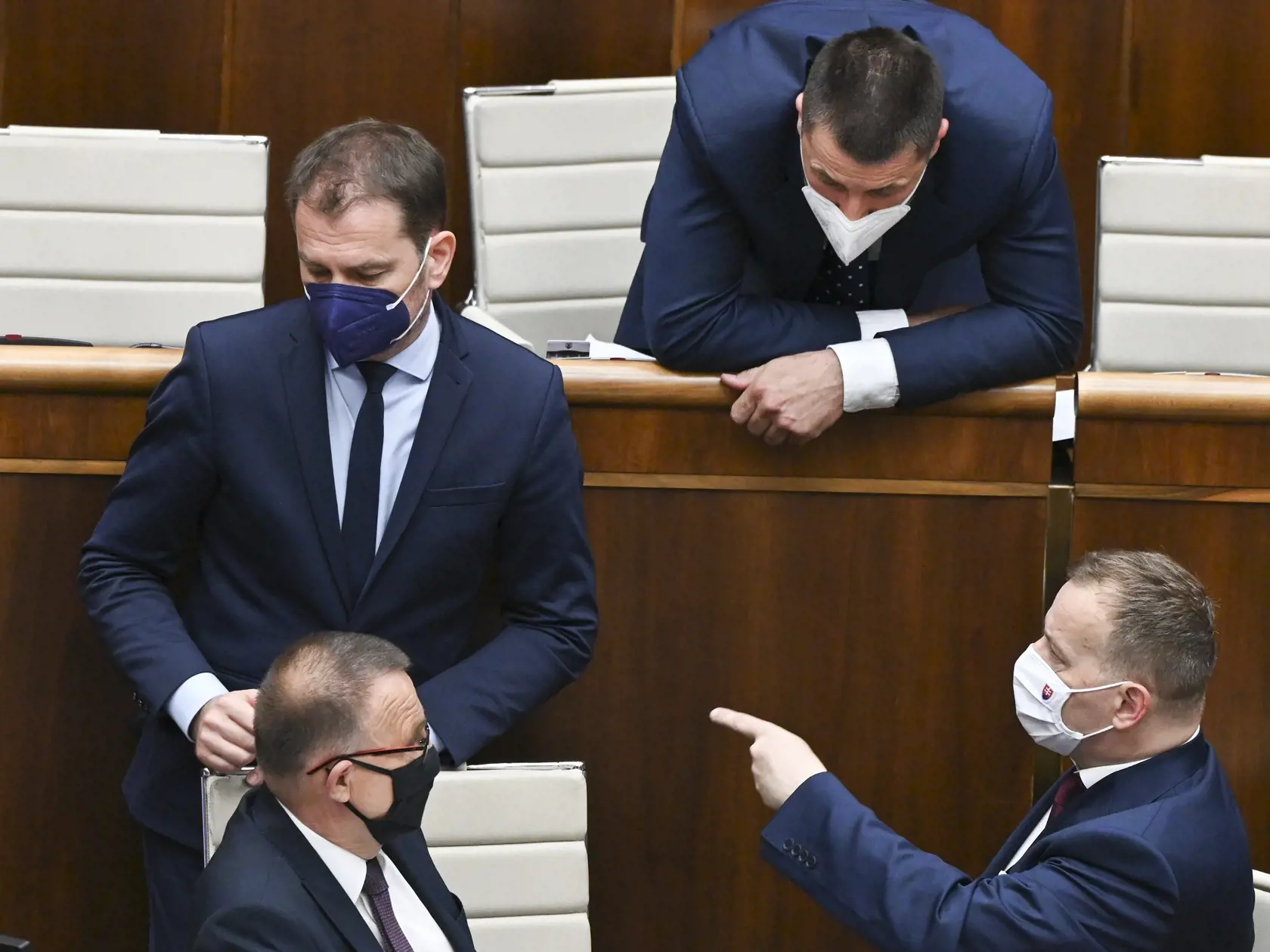 Na snímke zľava podpredseda NR SR Milan Laurenčík (SaS), minister financií SR Igor Matovič (OĽaNo), predseda Výboru NR SR pre financie a rozpočet Marián Viskupič (SaS) a predseda parlamentu Boris Kollár (Sme rodina) počas zasadnutia parlamentu v Bratislave v piatok 28. mája 2021. FOTO TASR - Pavel Neubauer
