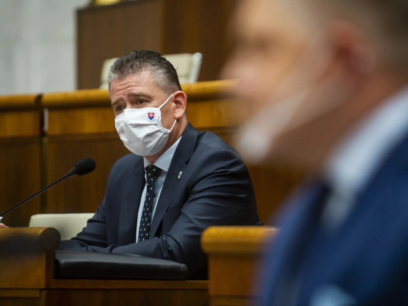 Na snímke zľava minister vnútra SR Roman Mikulec (OĽaNO) a poslanec NR SR Robert Fico (Smer-SD) počas mimoriadnej 31. schôdze parlamentu, na ktorej má čeliť minister vnútra SR odvolávaniu 15. júna 2021 v Bratislave. Jeho odchod z funkcie žiada opozícia, schôdzu inicioval Smer-SD. Dôvodom sú podozrenia o manipulovaní vyšetrovania viacerých káuz istou skupinou v rámci silových zložiek. FOTO TASR - Jakub Kotian 