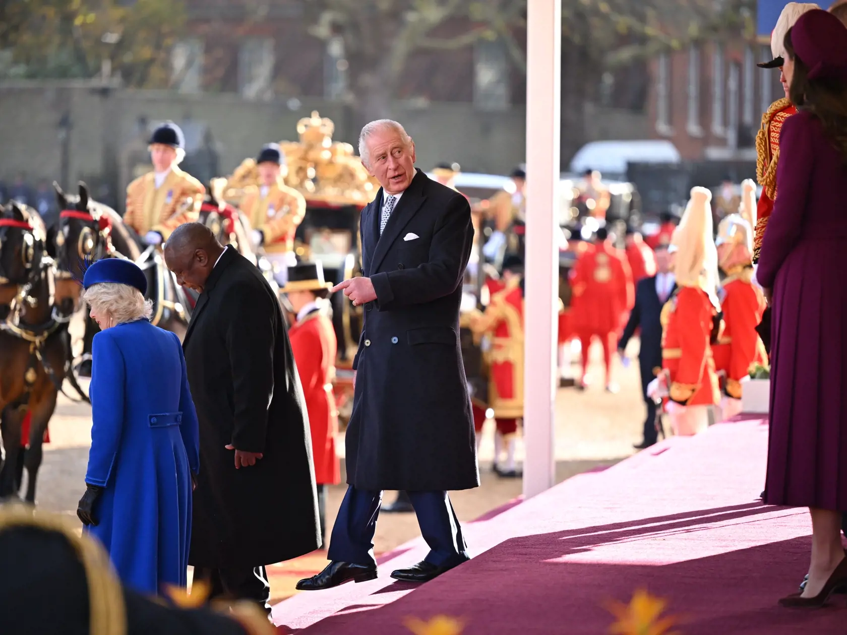 Britský kráľ Charles III. (tretí zľava), kráľovná manželka Camilla (vľavo) a juhoafrický prezident Cyril Ramaphosa (uprostred) odchádzajú po privítacom ceremoniáli pred ich stretnutím v Londýne 22. novembra 2022.