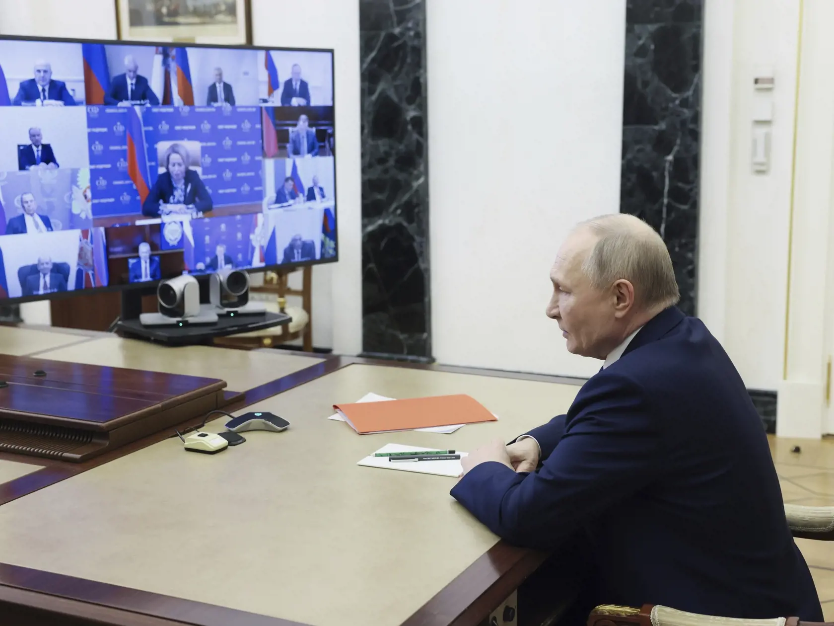 Ruské úrady výrazne rozšírili zoznam predstaviteľov členských štátov a inštitúcií Európskej únie, ktorí majú zakázaný vstup do Ruska, oznámilo vo štvrtok ministerstvo zahraničných vecí v Moskve.