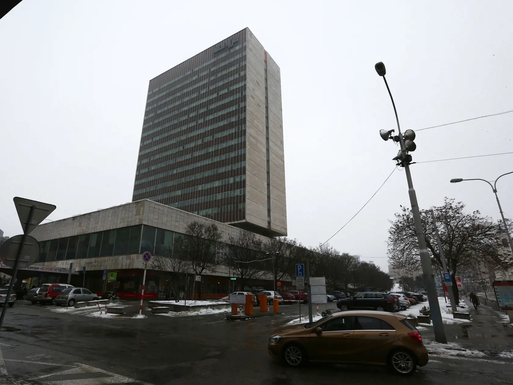 Hotel Kyjev nefunguje, bar v jeho podzemí však chcú oživiť.