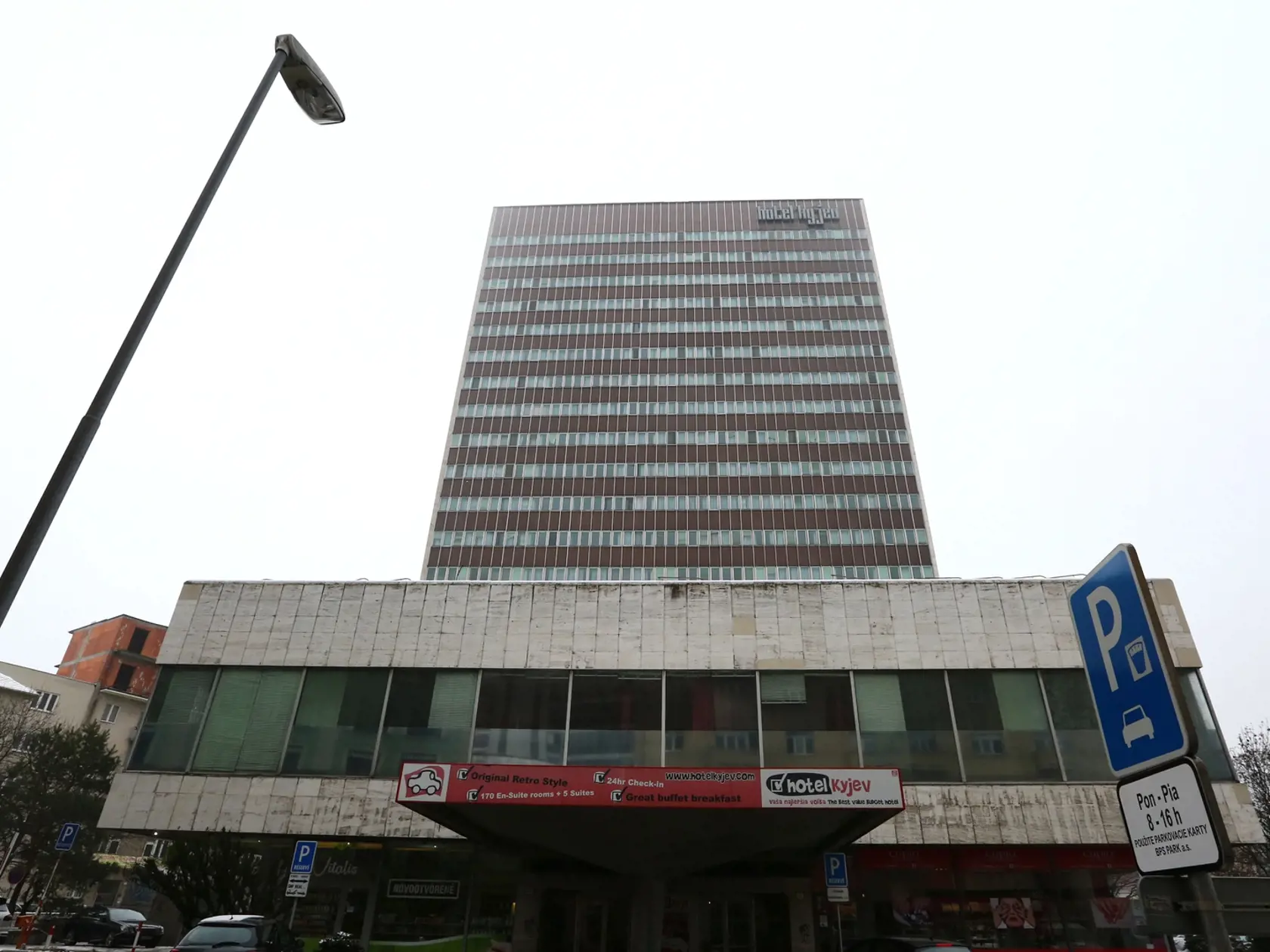 Hotel Kyjev nefunguje, bar v jeho podzemí však chcú oživiť.