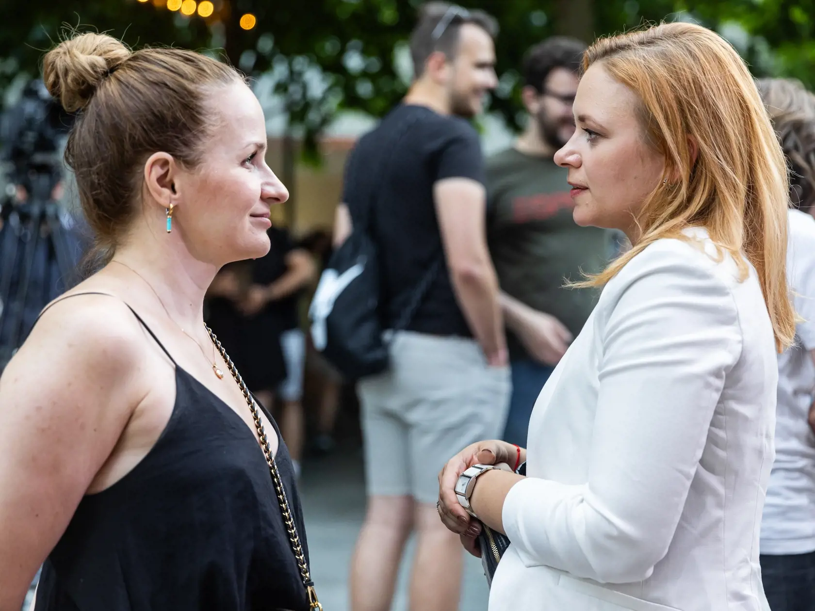 Spomienková akcia na herca Dana Heribana v Trnave. Na snímke Kamila Heribanová a Zuzana Kubovčíková Šebová.