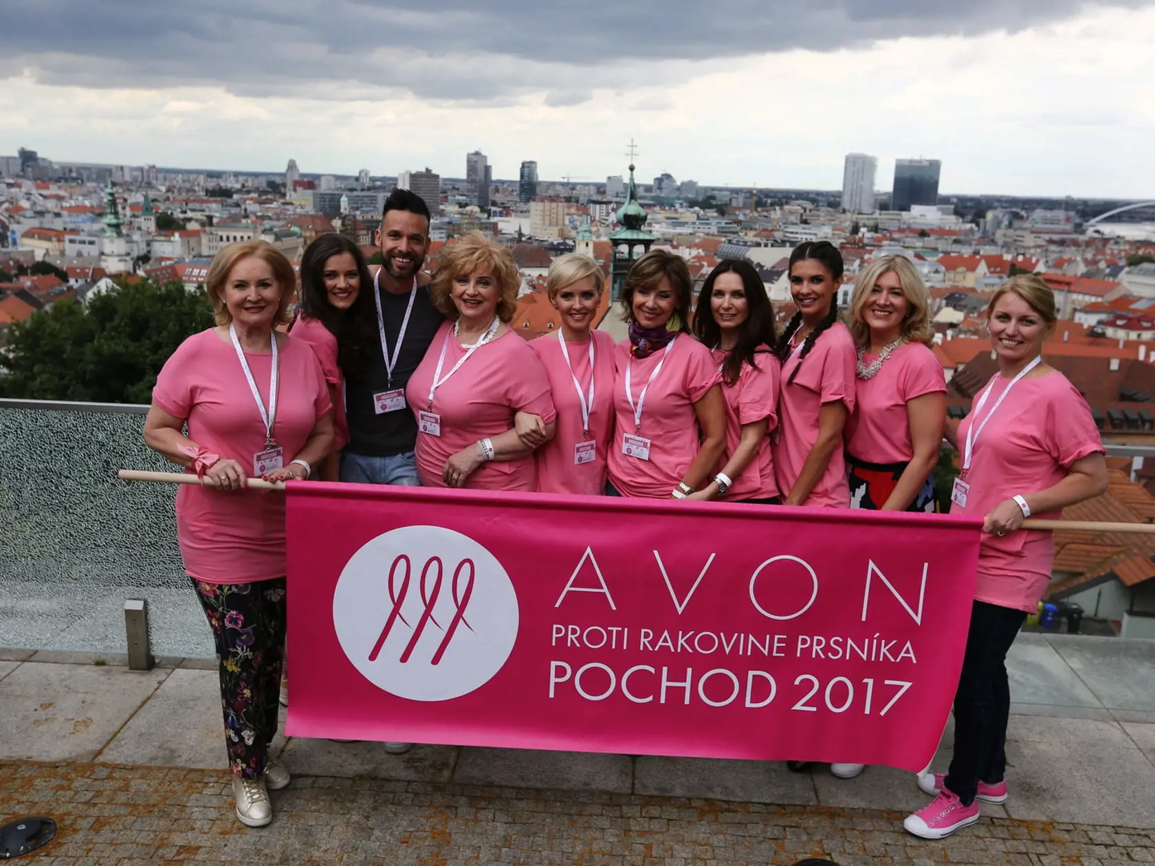 Zľava Ada Straková, Hana Rapantová, Roman Juraško, Nora Beňačková, Kvetka Horvathová, Alena Heribanová, Heňa Mičkovicová, Soňa Skoncová, jedna z organizátoriek Avon pochodu, Karin Habšudová.