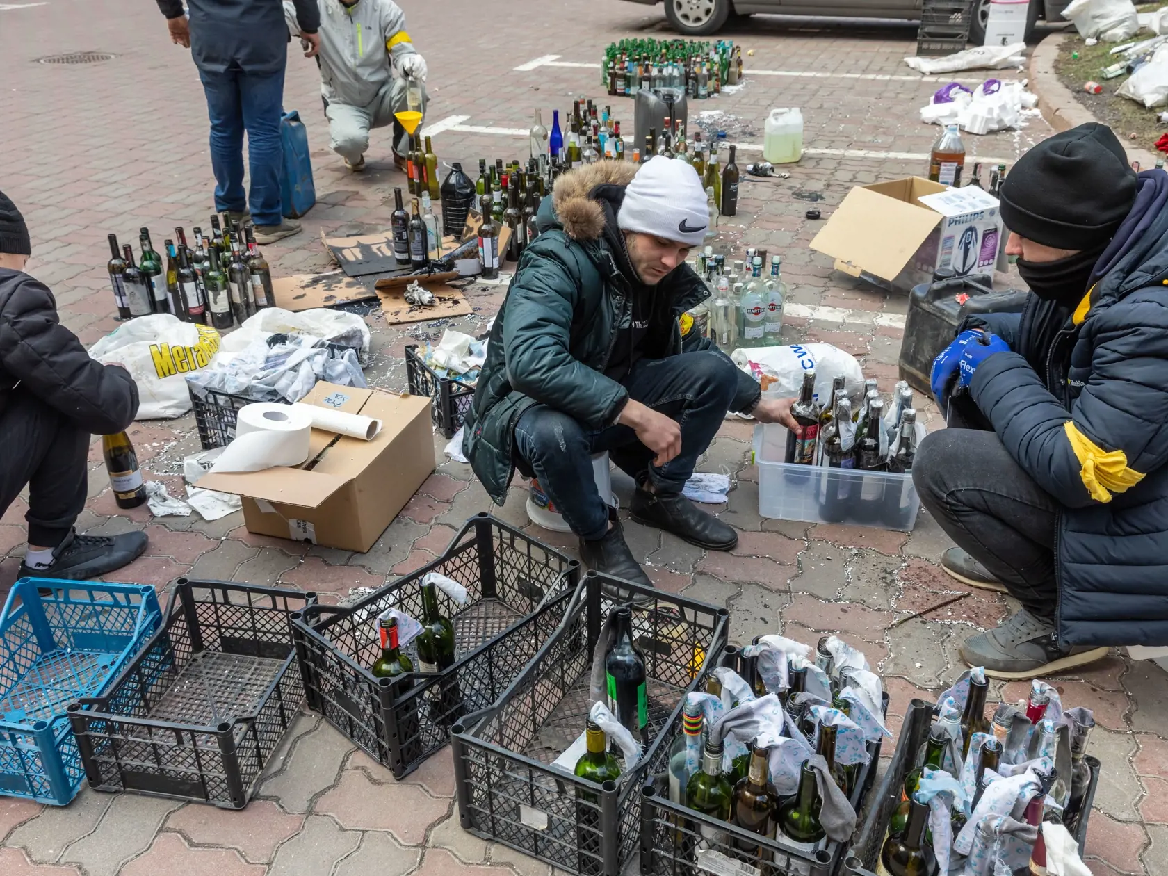 Ukrajinci si robia zásoby Molotovovho kokteilu.