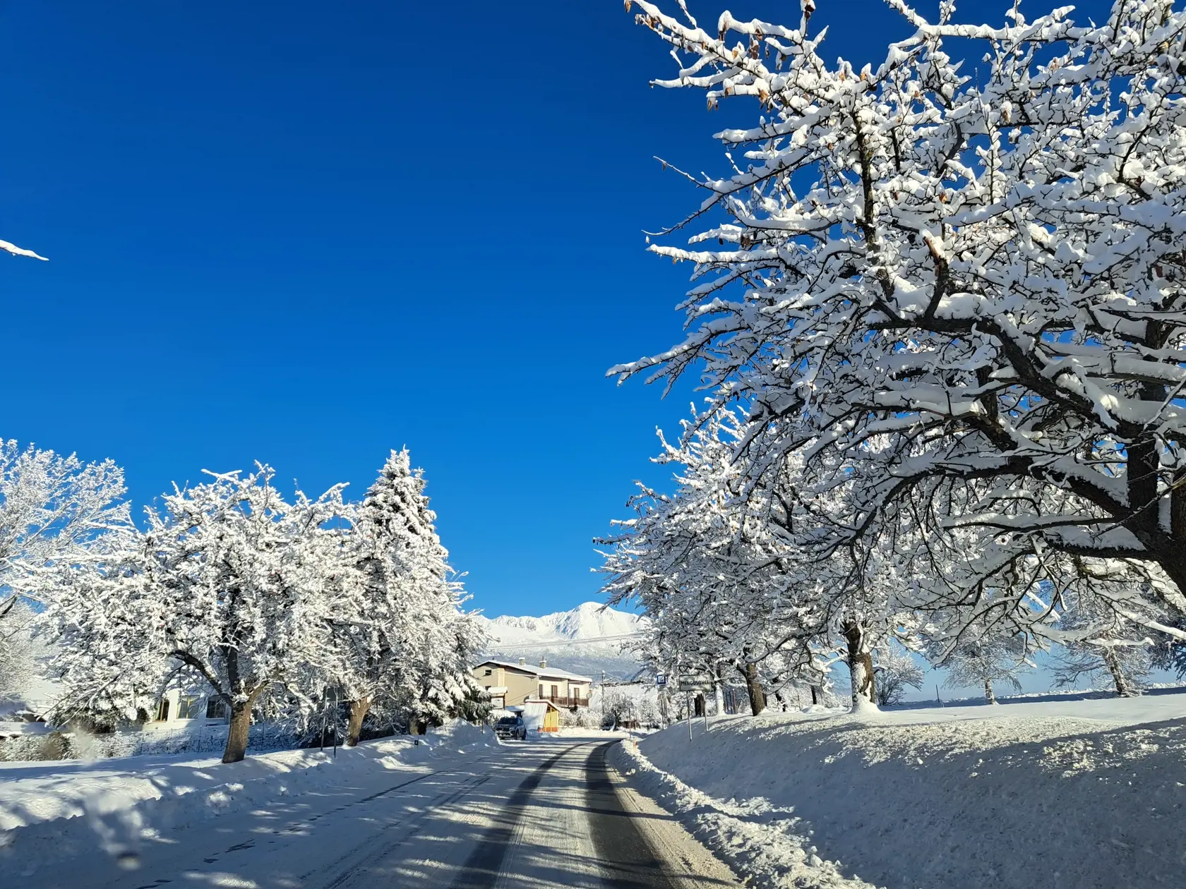 Vo Vysokých Tatrách za posledné dni pribudlo niekoľko centimetrov nového snehu. Na snímke zasnežené Vysoké Tatry pri pohľade z obce Mengusovce v piatok 8. decembra 2023. FOTO TASR - Adriána Hudecová 