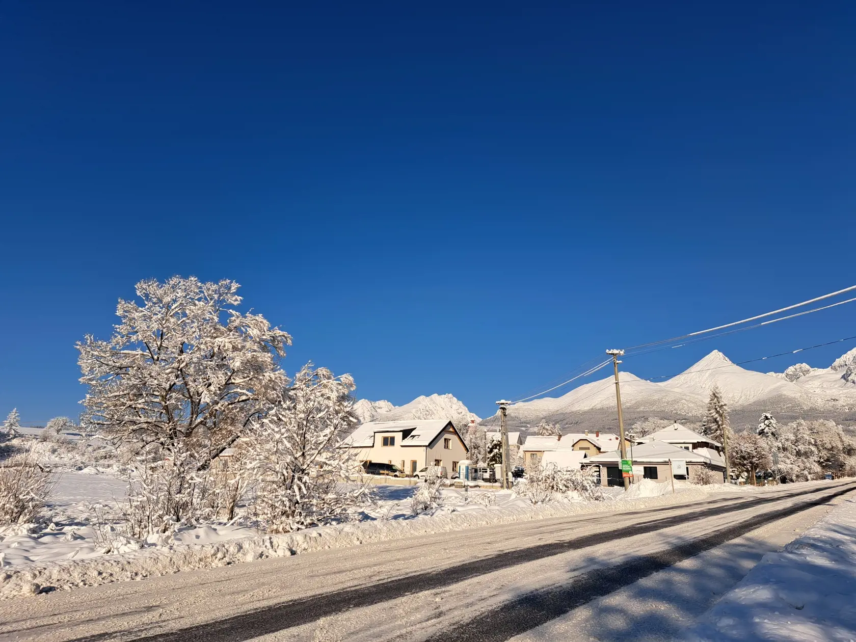 Vo Vysokých Tatrách za posledné dni pribudlo niekoľko centimetrov nového snehu. Na snímke zasnežené Vysoké Tatry pri pohľade z obce Mengusovce v piatok 8. decembra 2023. FOTO TASR - Adriána Hudecová 