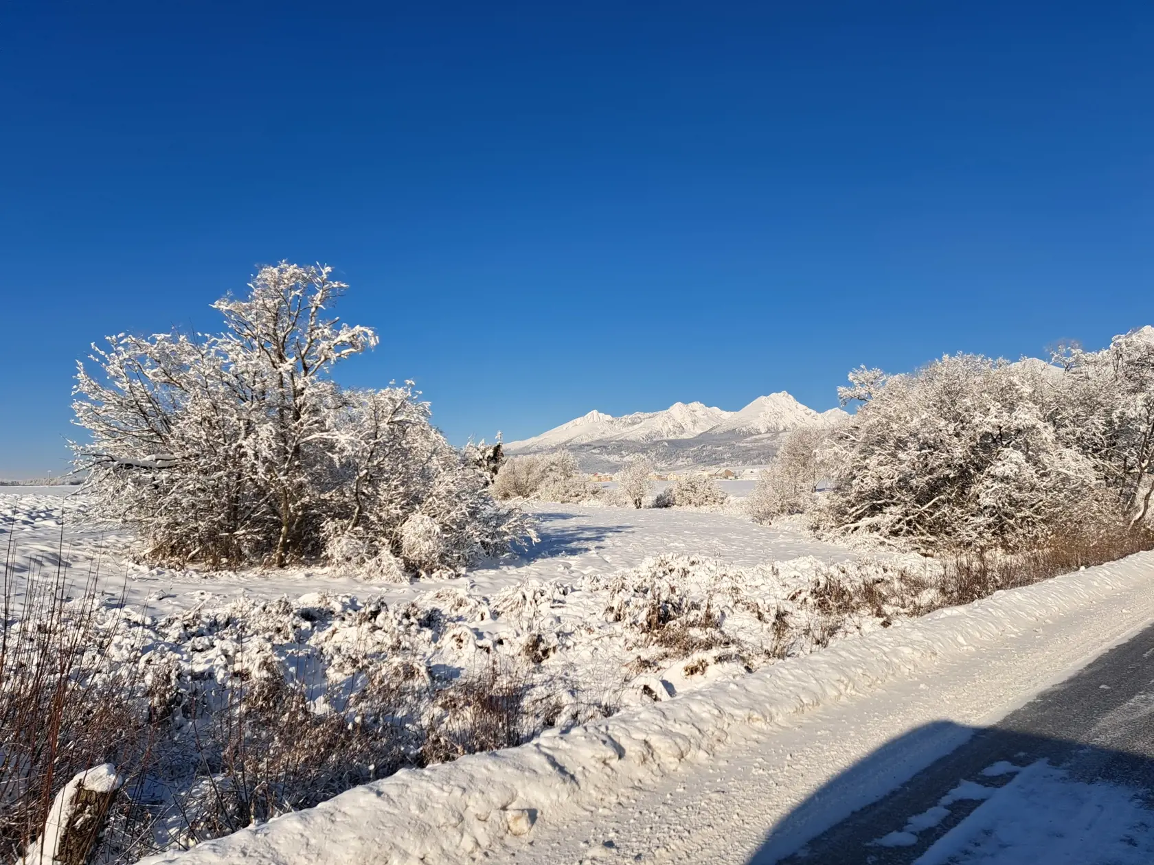 Na snímke zasnežené Vysoké Tatry pri pohľade z obce Mengusovce v piatok 8. decembra 2023.