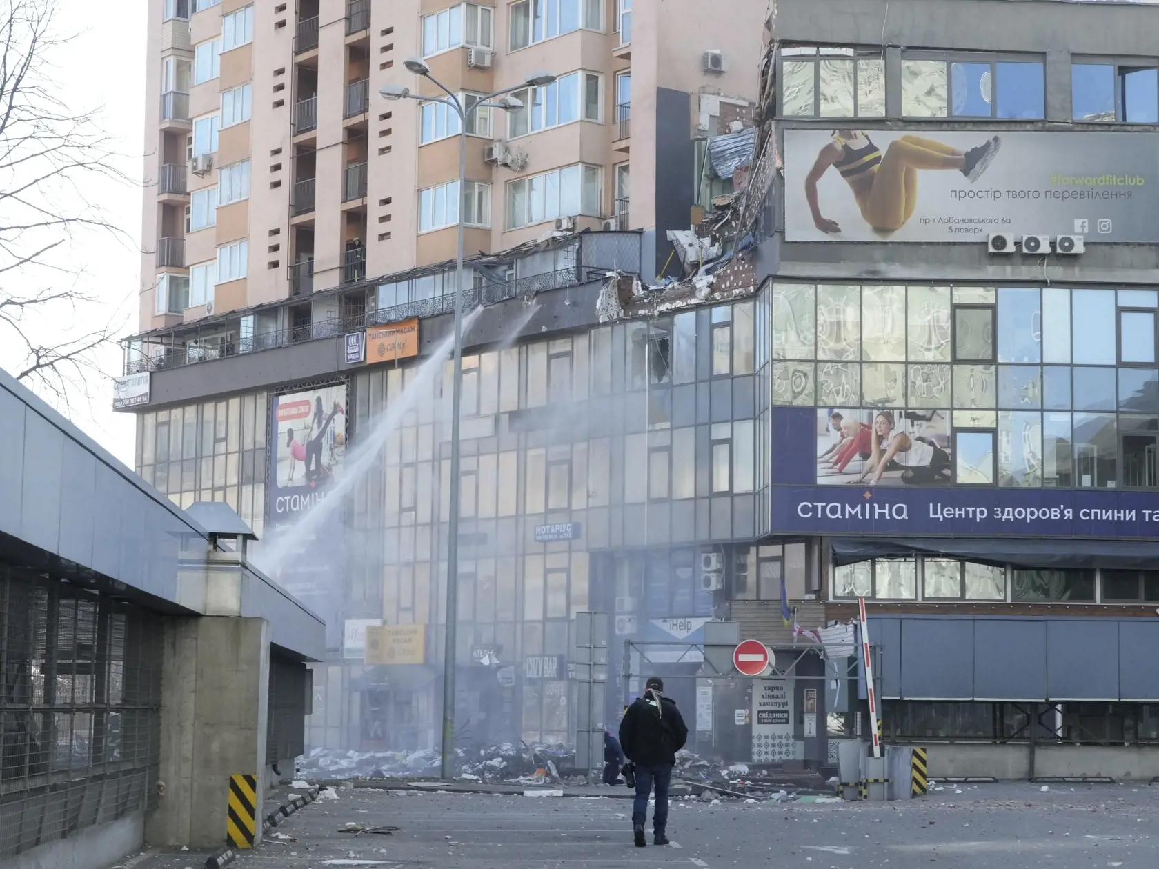 KK7 Kyjev - Na snímke poškodená bytovka po raketovom útoku  26. februára 2022 v Kyjeve.  Rusko vo štvrtok v skorých ranných hodinách začalo pozemnú, vzdušnú a námornú inváziu na Ukrajinu, ktorá je najväčším útokom na európsky štát od druhej svetovej vojny. FOTO TASR/AP