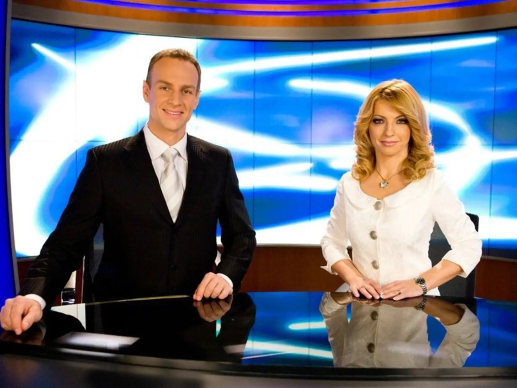 Šimkovičová v čase, keď bola tvár Televíznych novín. Na fotke s Patrikom Švajdom. 