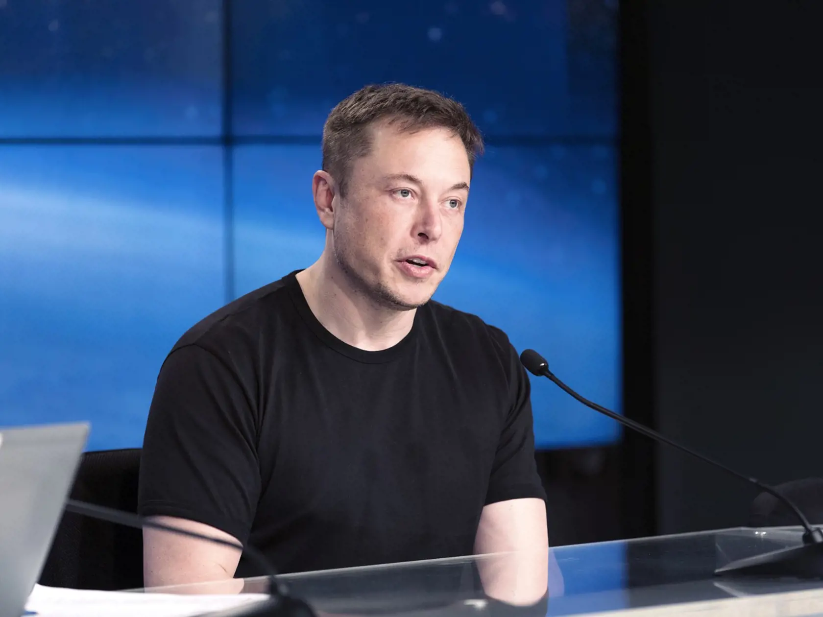 Červenú Teslu Roadster poslal do vesmíru Elon Musk v jeho rakete Flacon.