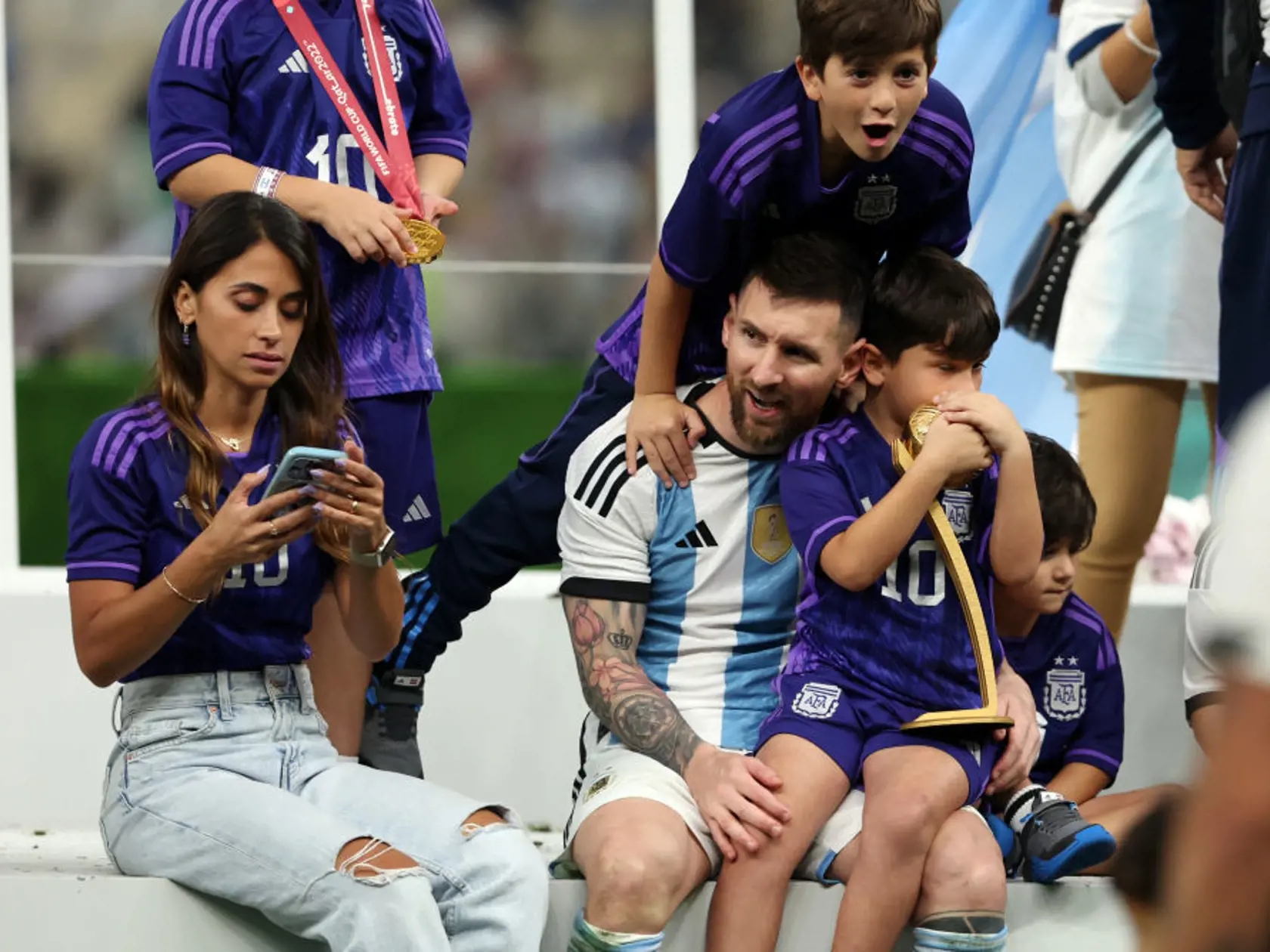 Antonela Roccuzzo a Lionel Messi so synmi po výhre Argentíny