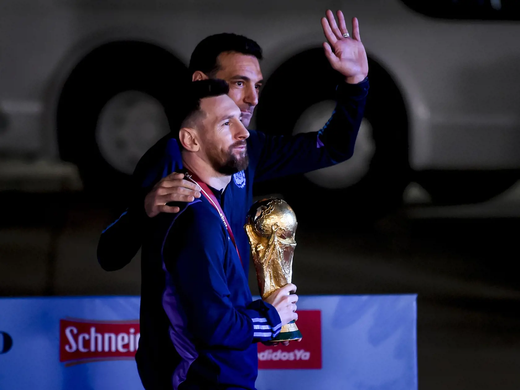 Lionel Scaloni a Lionel Messi s trofejou pre majstrov sveta.