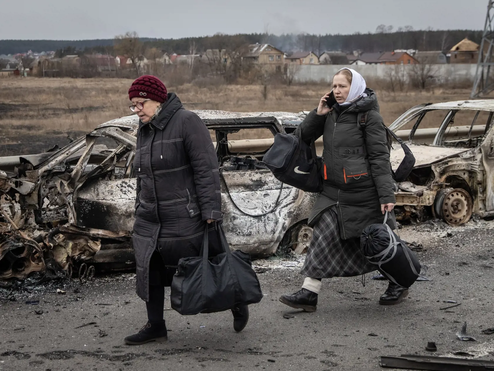 Evakuácia obyvateľov a mŕtvi civilisti v mestečku Irpiň neďaleko Kyjeva.