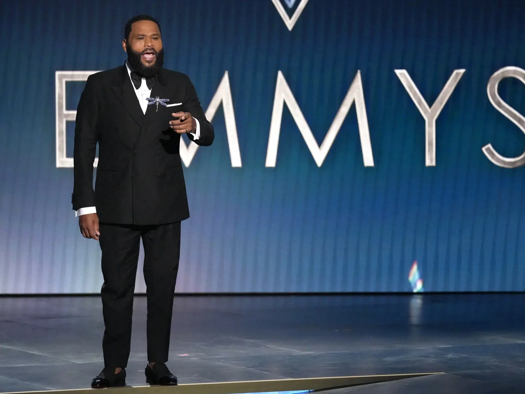 Na snímke moderátor večera Anthony Anderson počas 75. ročníka odovzdávania amerických televíznych cien Emmy v americkom Los Angeles 15. januára 2024.