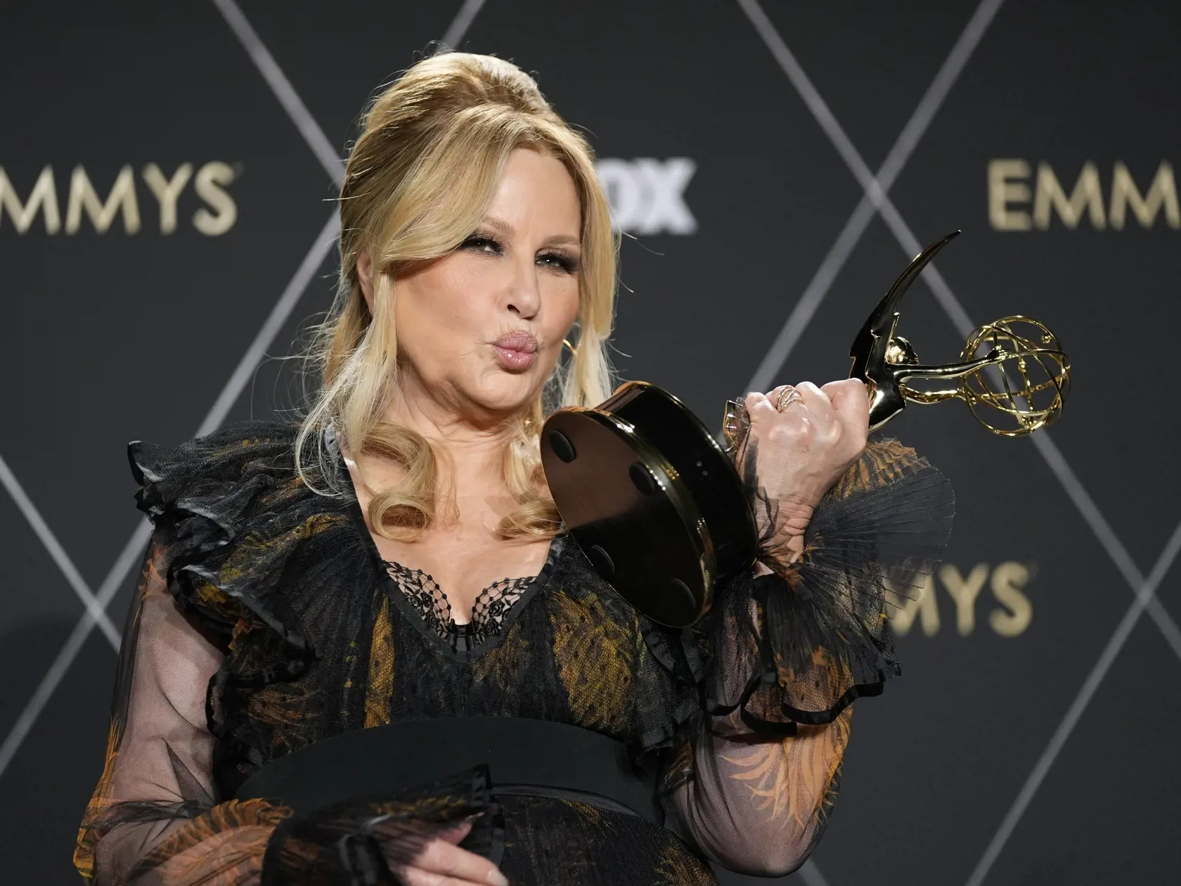 Na snímke herečka Jennifer Coolidge pózuje s cenou Najlepšia herečka vo vedľajšej role v dramatickom seriáli (The White Lotus) počas 75. ročníka odovzdávania amerických televíznych cien Emmy v americkom Los Angeles 16. januára 2024.
