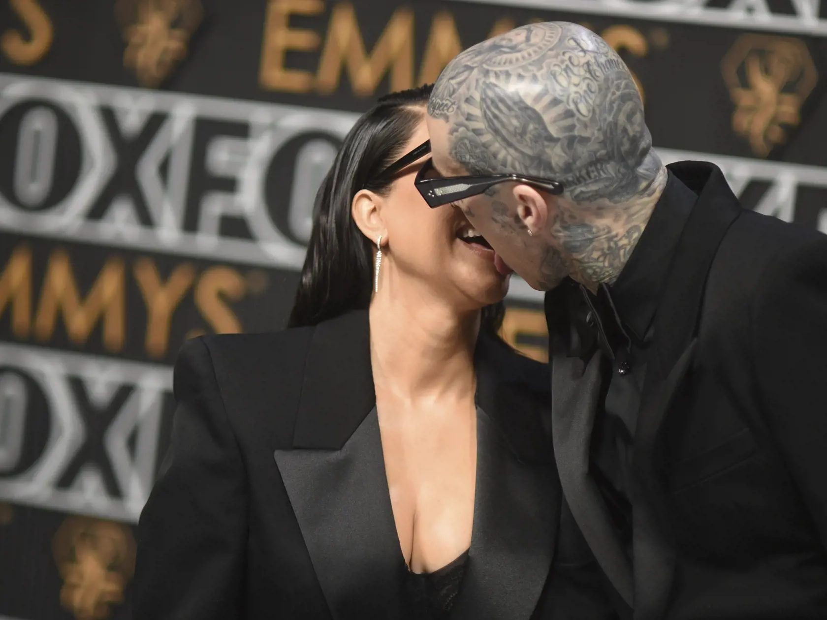 Kourtney Kardashian a Travis Barker prichádzajú na 75. ročník odovzdávania amerických televíznych cien Emmy v americkom Los Angeles 16. januára 2024.
