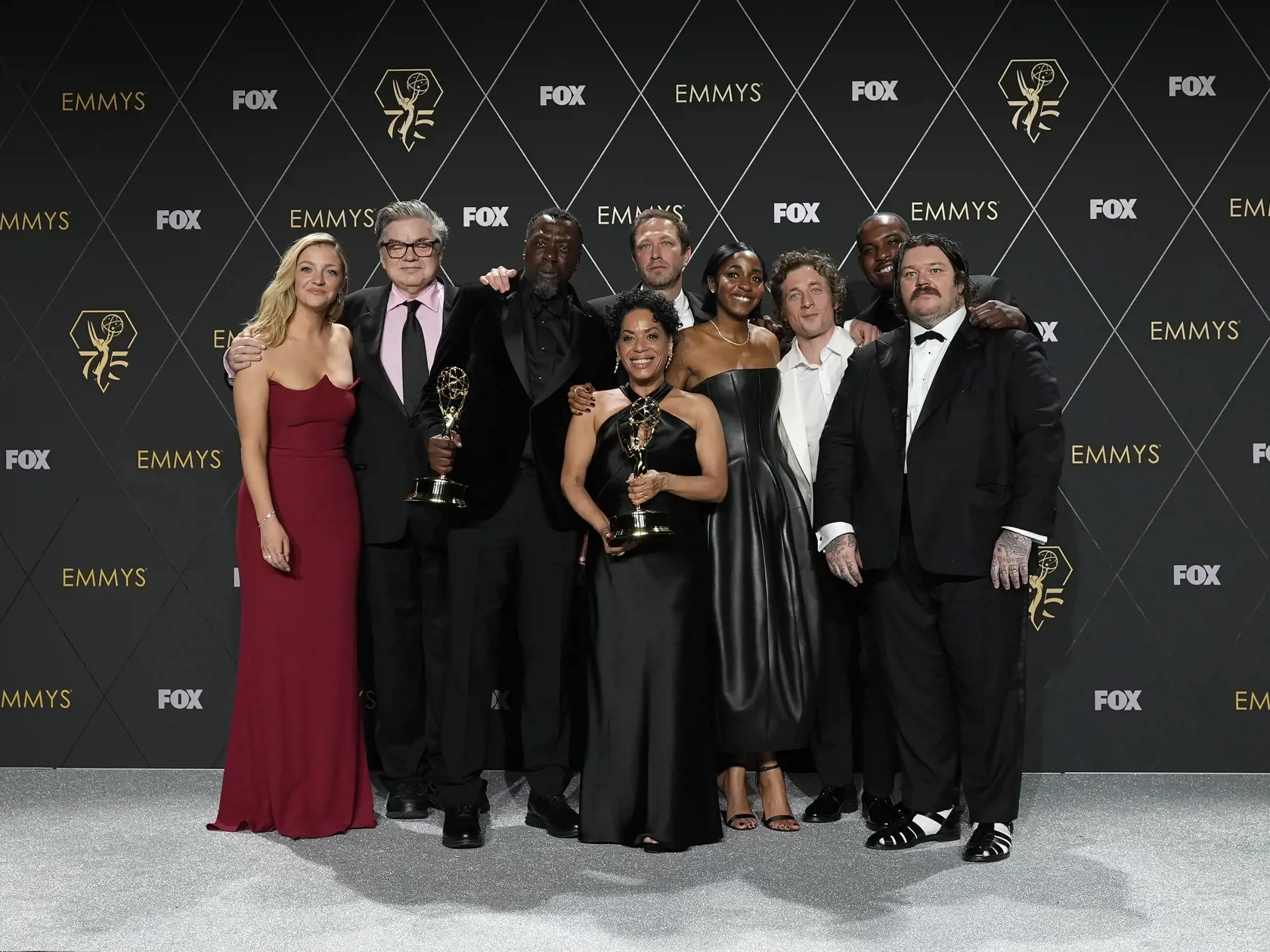 Zľava Abby Elliottová, Oliver Platt, Edwin Lee Gibson, Ebon Moss-Bachrach, Liza Colonová-Zayasová, Ayo Edebiriová, Jeremy Allen White, Lionel Boyce a Matty Matheson pózujú s cenou Najlepší komediálny seriál (The Bear) počas 75. ročníka odovzdávania amerických televíznych cien Emmy v americkom Los Angeles 16. januára 2024.