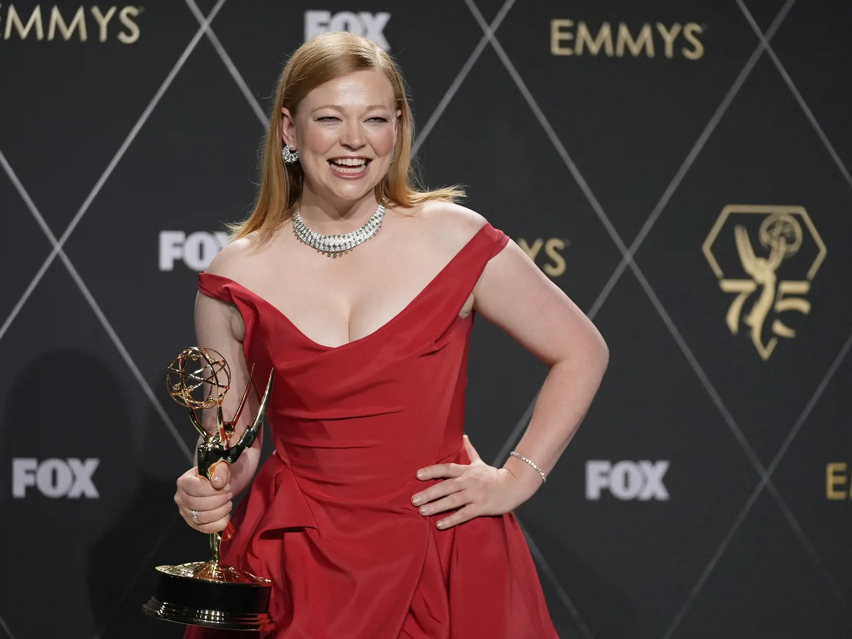 Na snímke herečka Sarah Snooková pózuje s cenou Najlepšia herečka v hlavnej úlohe v dramatickom seriáli (Succession) počas 75. ročníka odovzdávania amerických televíznych cien Emmy v americkom Los Angeles 16. januára 2024.