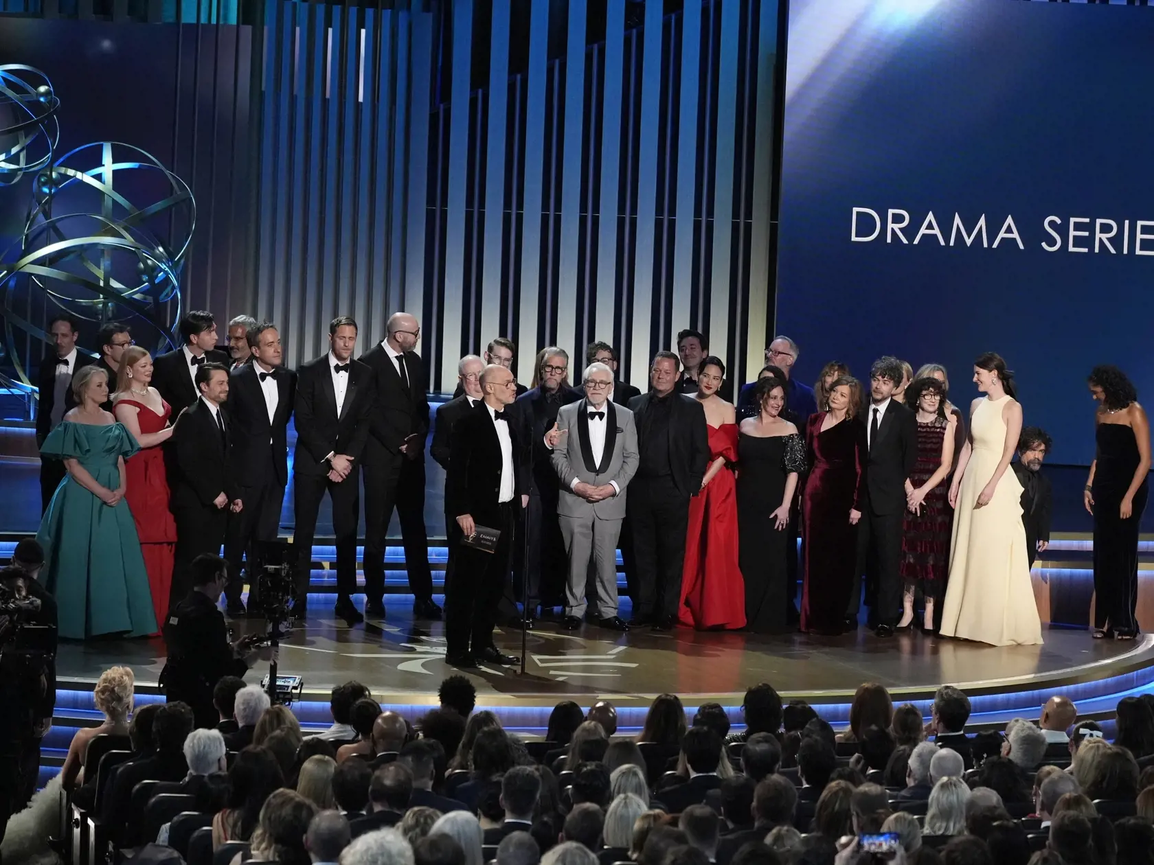 Na snímke uprostred tvorca seriálu Jesse Armstrong si preberá cenu Najlepší dramatický seriál (Succession) počas 75. ročníka odovzdávania amerických televíznych cien Emmy v americkom Los Angeles 16. januára 2024.
