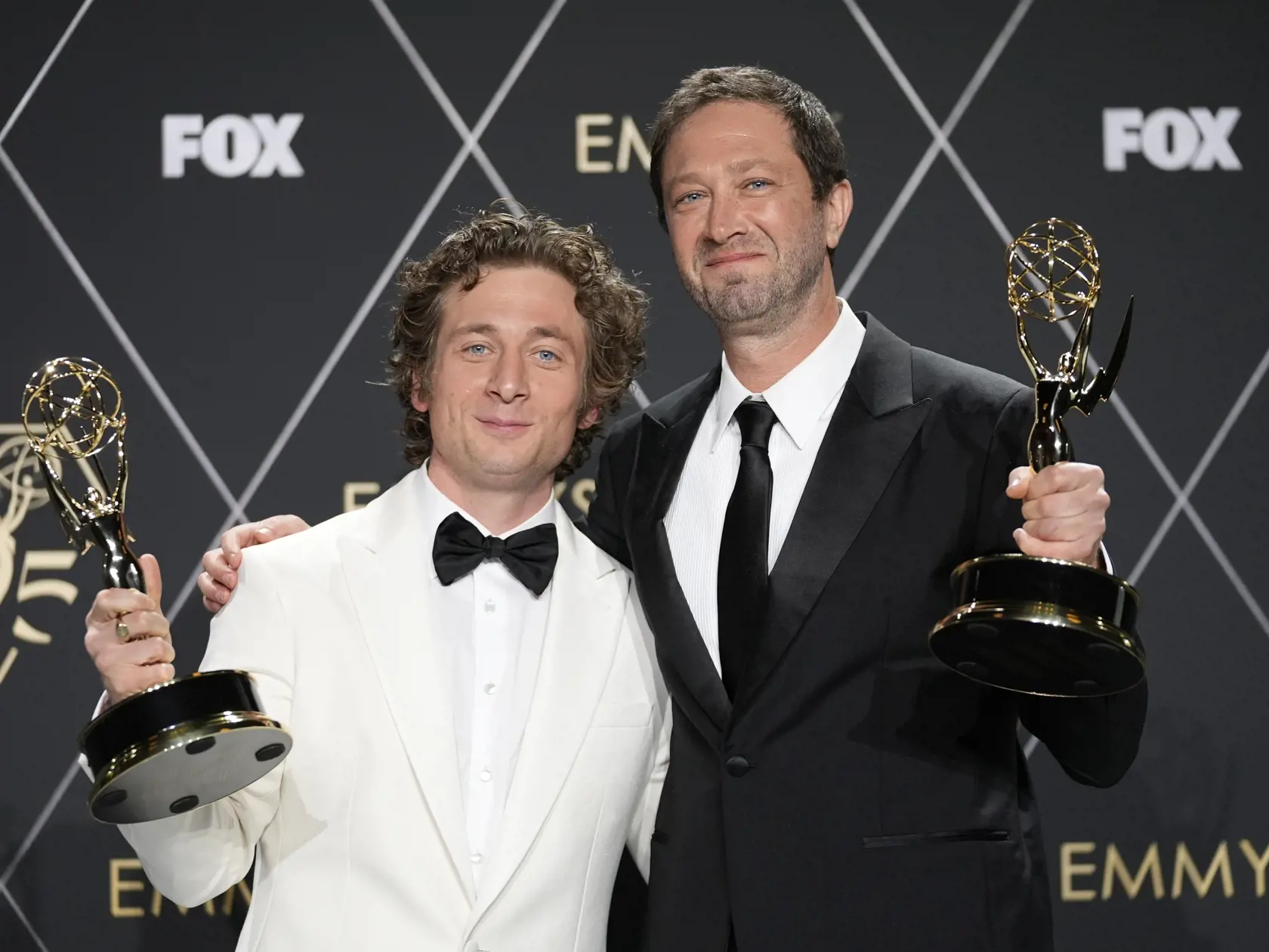 Na snímke herec Jeremy Allen White (vľavo) s cenou Najlepší herec v hlavnej úlohe v komediálnom seriáli  (The Bear) a herec Ebon Moss-Bachrach s cenou Najlepší vedľajší herec v komediálnom seriáli (The Bear) pózujú počas 75. ročníka odovzdávania amerických televíznych cien Emmy v americkom Los Angeles 16. januára 2024.