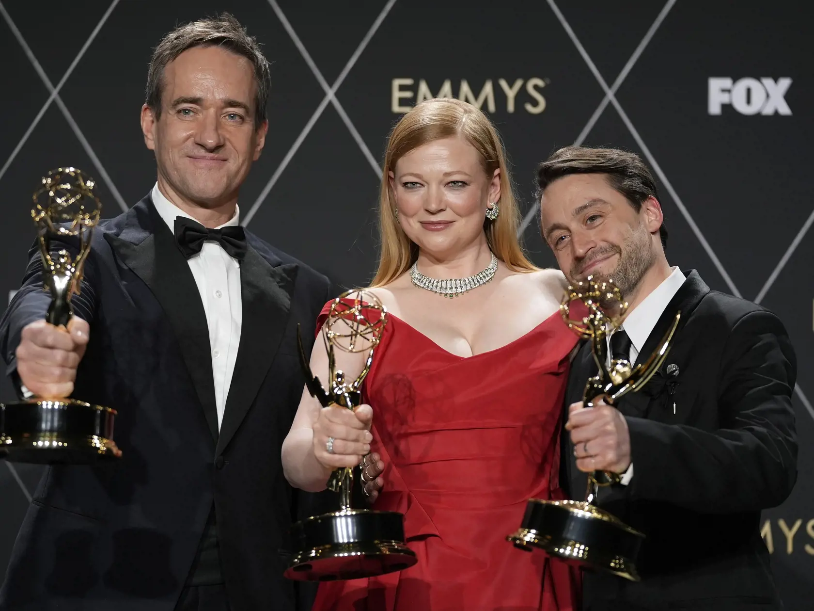 Na snímke zľava herec Matthew Macfadyen s cenou Najlepší herec vo vedľajšej role v dramatickom seriáli (Succession), herečka Sarah Snooková s cenou Najlepšia herečka v hlavnej úlohe v dramatickom seriáli (Succession) a herec Kieran Culkin s cenou Najlepší herec v hlavnej úlohe v dramatickom seriáli (Succession) pózujú počas 75. ročníka odovzdávania amerických televíznych cien Emmy v americkom Los Angeles 16. januára 2024.