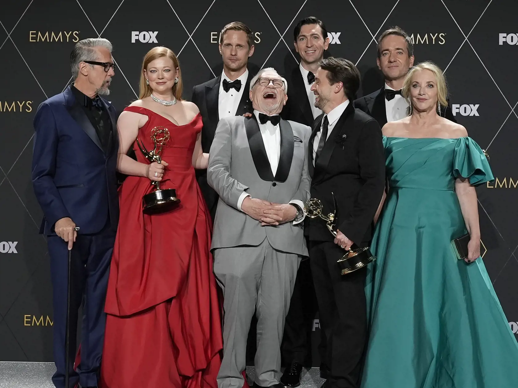 Zľava Alan Ruck, Sarah Snooková, Alexander Skarsgard, Brian Cox, Nicholas Braun, Kieran Culkin, Matthew Macfayden a J. Smithová-Cameronová pózujú s cenou Najlepší dramatický seriál (Succession) počas 75. ročníka odovzdávania amerických televíznych cien Emmy v americkom Los Angeles 16. januára 2024.
