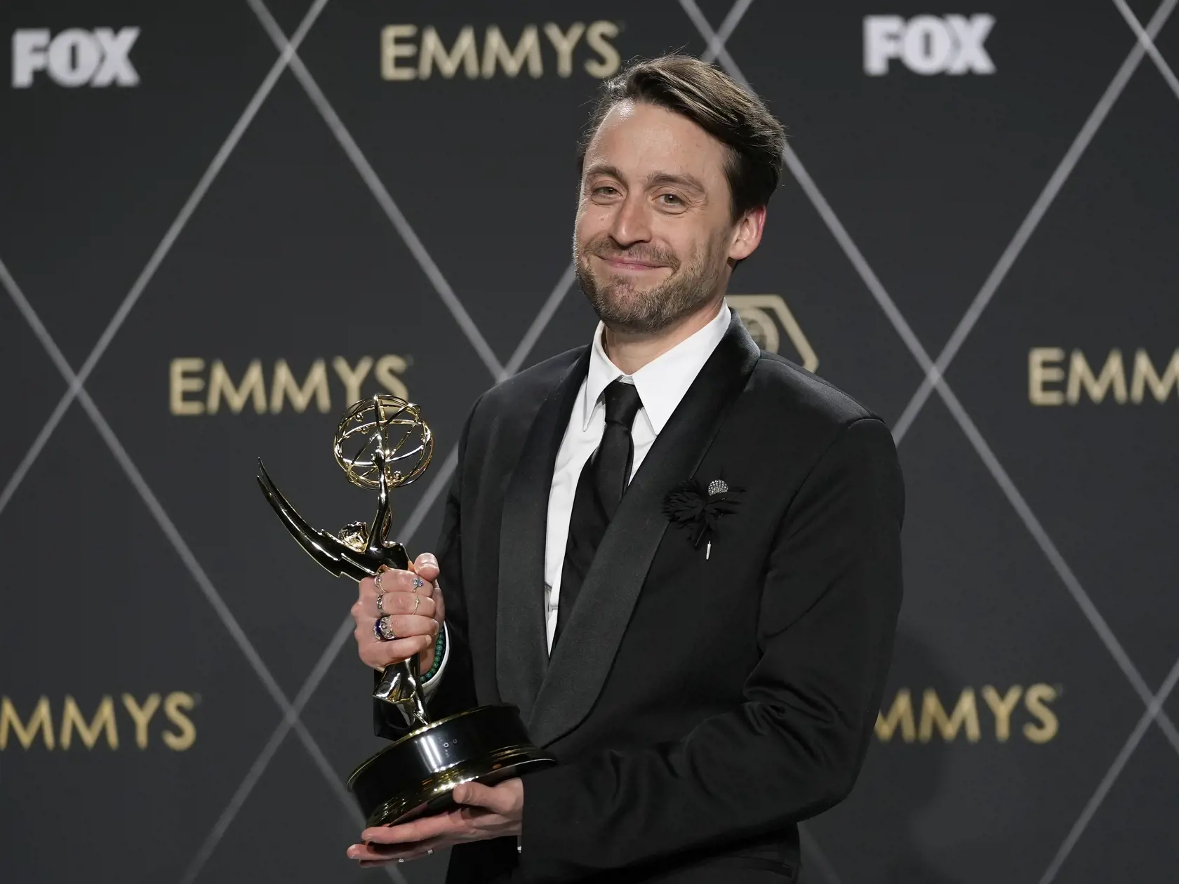 Na snímke herec Kieran Culkin pózuje s cenou Najlepší herec v hlavnej úlohe v dramatickom seriáli (Succession) počas 75. ročníka odovzdávania amerických televíznych cien Emmy v americkom Los Angeles 16. januára 2024.