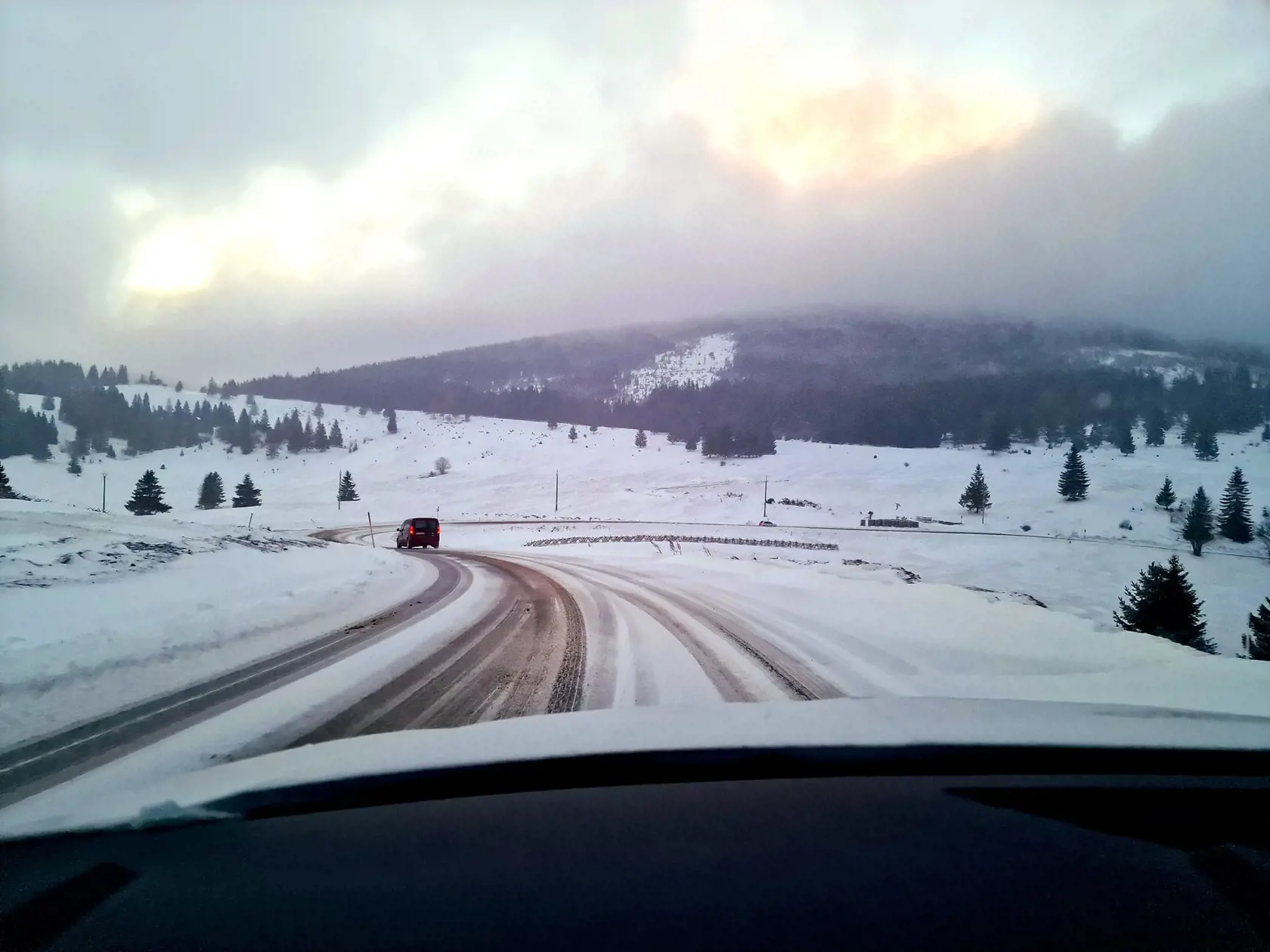 Aktuálne foto z horských priechodov: Besnik o 7:30 ráno.