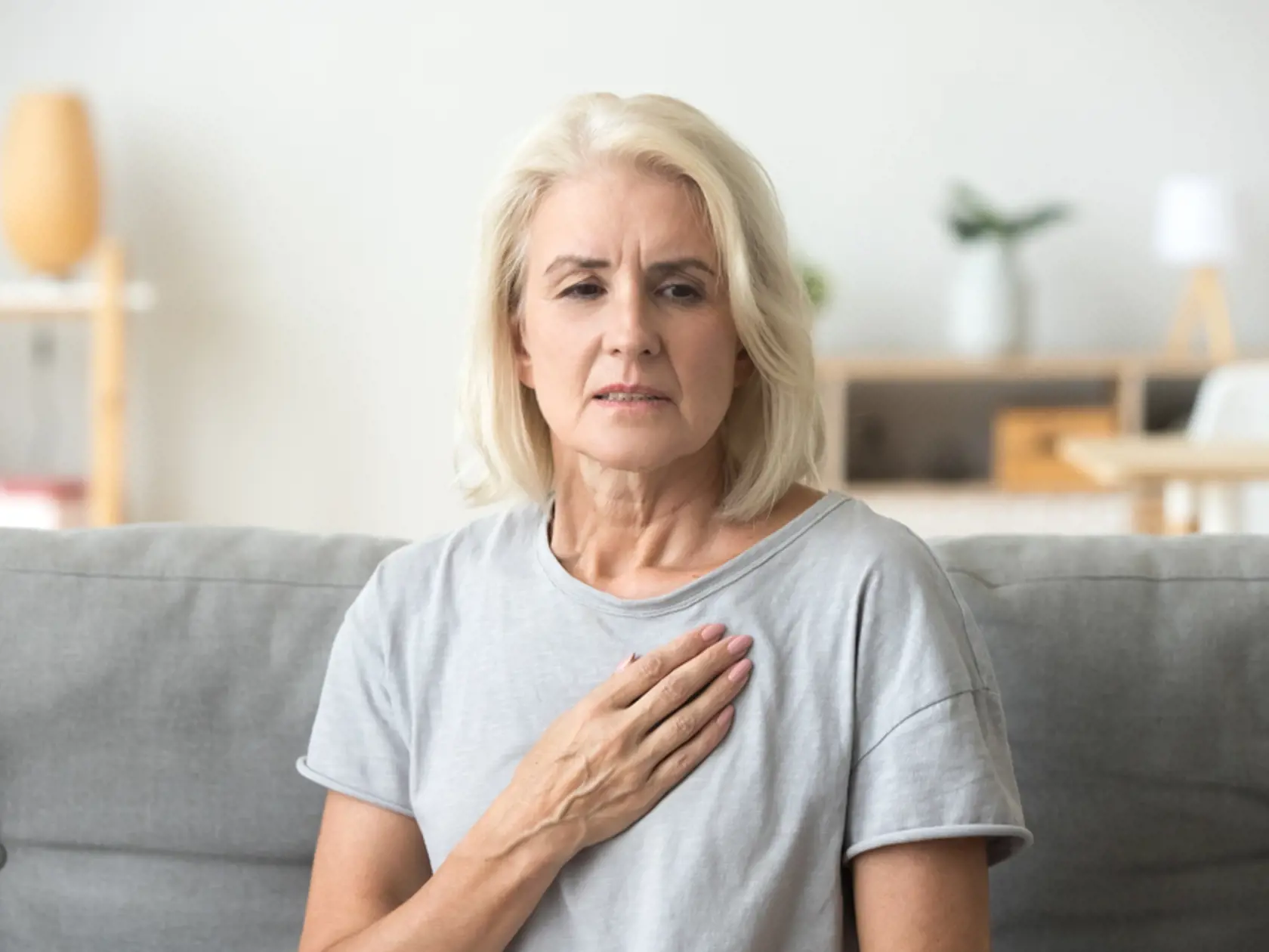 Stres môže priamo zvýšiť srdcovú frekvenciu a prietok krvi a spôsobiť uvoľnenie cholesterolu a triglyceridov do krvného obehu. Je tiež možné, že stres súvisí s inými problémami - zvýšenou pravdepodobnosťou fajčenia alebo obezity, ktoré nepriamo zvyšujú srdcové riziká. Náhly emočný stres môže byť spúšťačom vážnych srdcových problémov, vrátane infarktu.
