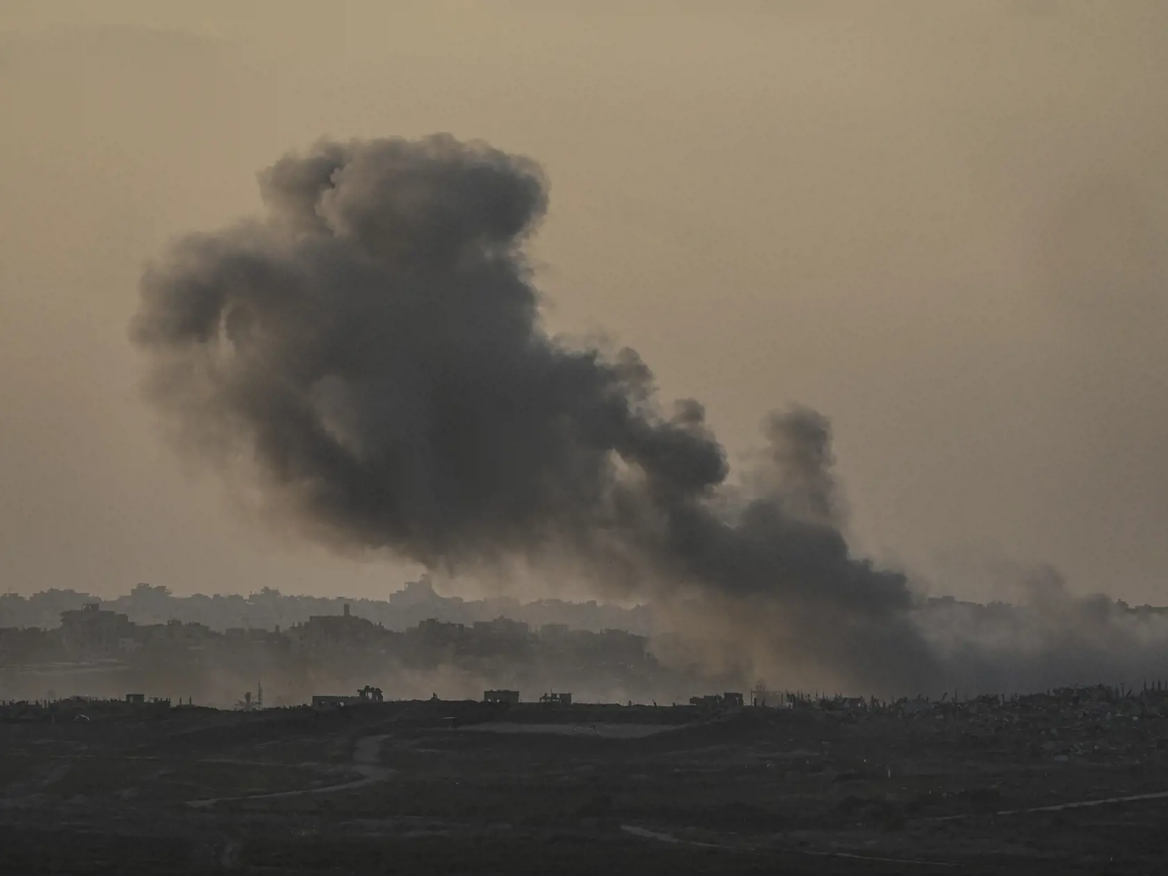 WA 16 Sderot - Na snímke z juhoizraelského mesta Sderot, dym stúpa po leteckom útoku izraelskej armády na Pásmo Gazy v pondelok 6. januára 2025. FOTO TASR/AP  

Smoke rises following an Israeli airstrike in the Gaza Strip, as seen from Sderot, southern Israel, Monday, Jan. 6, 2025. (AP Photo/Tsafrir Abayov)
