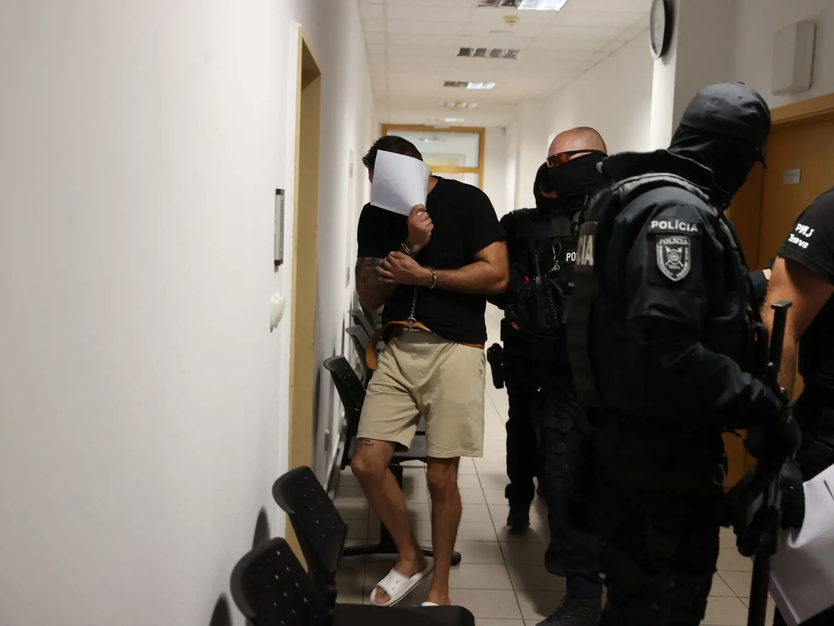 Juraj (44), priateľ mŕtvej Cynthie, prichádza na Okresnú súd v Trnave 26. júla 2024.