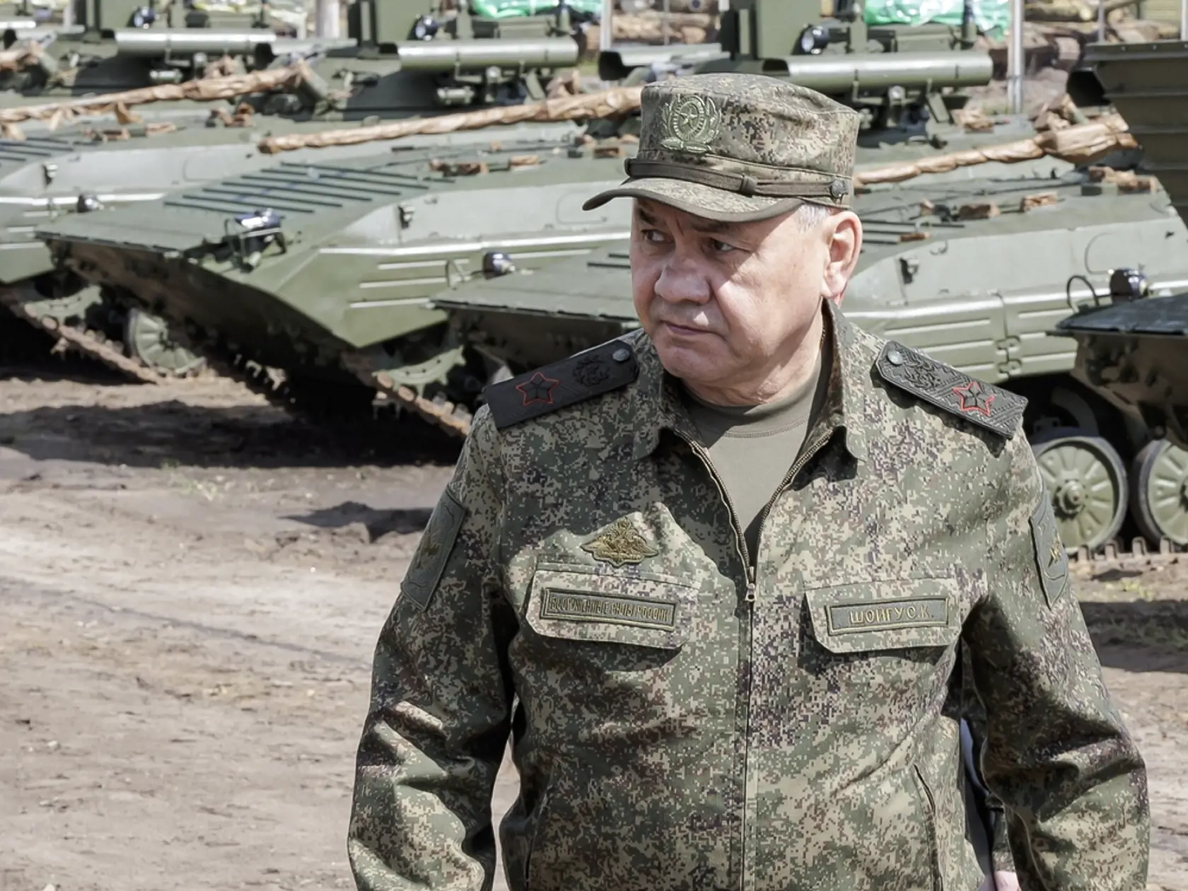 Na snímke, ktorú vydalo ruské ministerstvo obrany 8. júna 2023, ruský minister obrany Sergej Šojgu kontroluje prípravu vybavenia a zbraní na prepravu do zóny špeciálnej vojenskej operácie v skladovacích základniach Západného vojenského okruhu na neznámom mieste v Rusku.