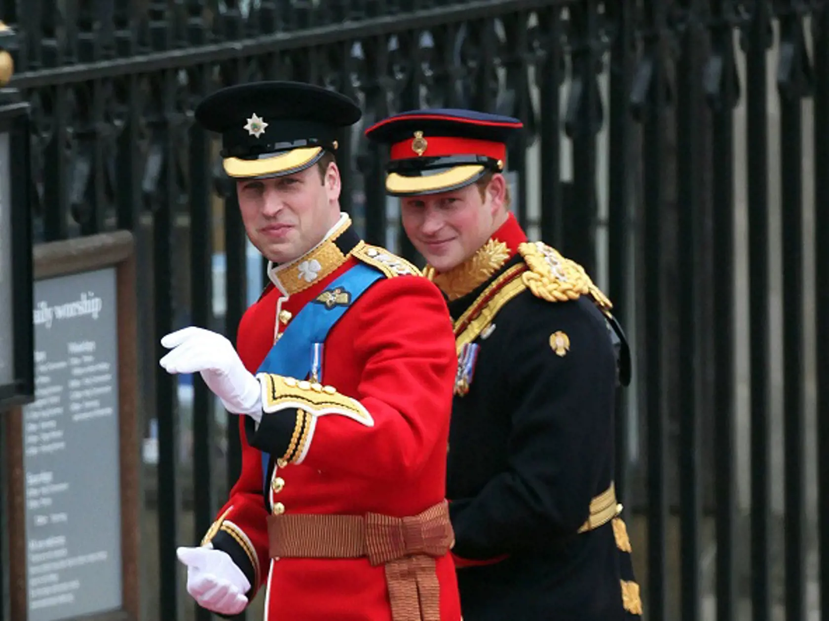 WA 33 archív Londýn -  Britský princ Harry požiadal svojho brata princa Williama, aby bol svedkom na jeho svadbe s Meghan Markleovou. Vo štvrtok 26. apríla 2018 o tom informovala spravodajská televízia Sky News. Vojvoda z Cambridge je "poctený" tým, že ho brat o to požiadal, a veľmi sa teší, že ho na svadbe 19. mája podporí, oznámil Kensingtonský palác. Na archívnej snímke z 29. apríla 2011 britskí princovia William (vľavo) a Harry prichádzajú na svadobný obrad s Kate Middletonovou. FOTO TASR /A