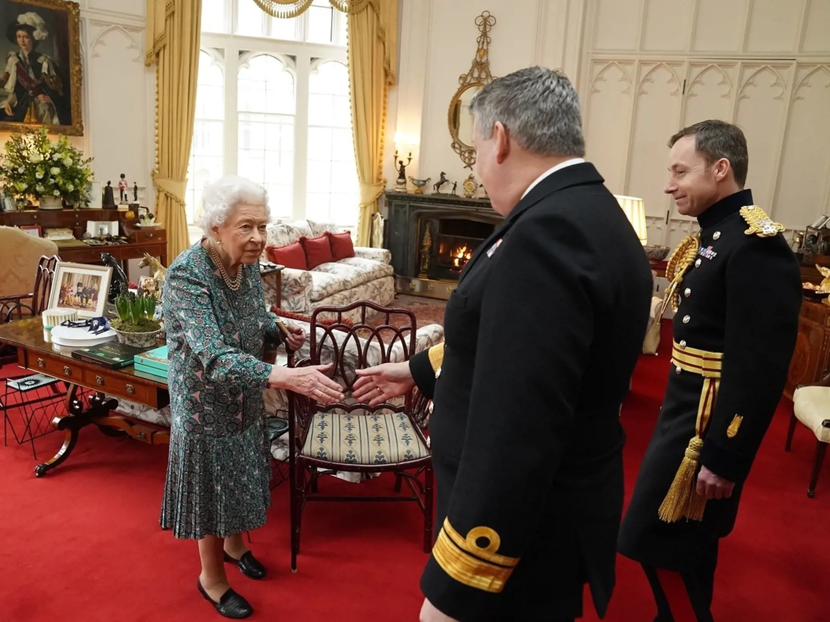 Britská panovníčka si pri chôdzi pomáhala vychádzkovou palicou, ktorú používal jej zosnulý manžel princ Philip (†99).