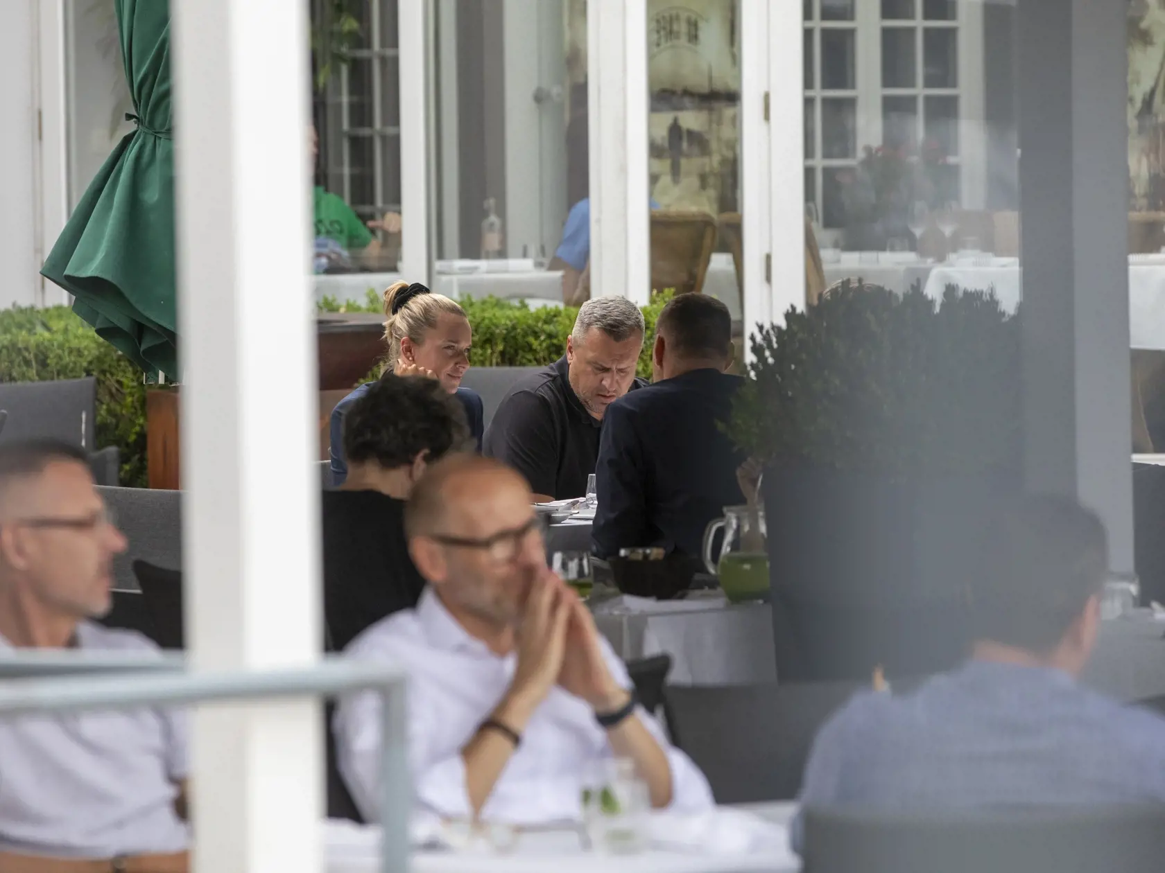 Na snímke je paparazzi foto zo stretnutia Andreja Danka s Romanou Tabák , Martinou Šimkovičovou a Tomášom Tarabom v Au Café.
