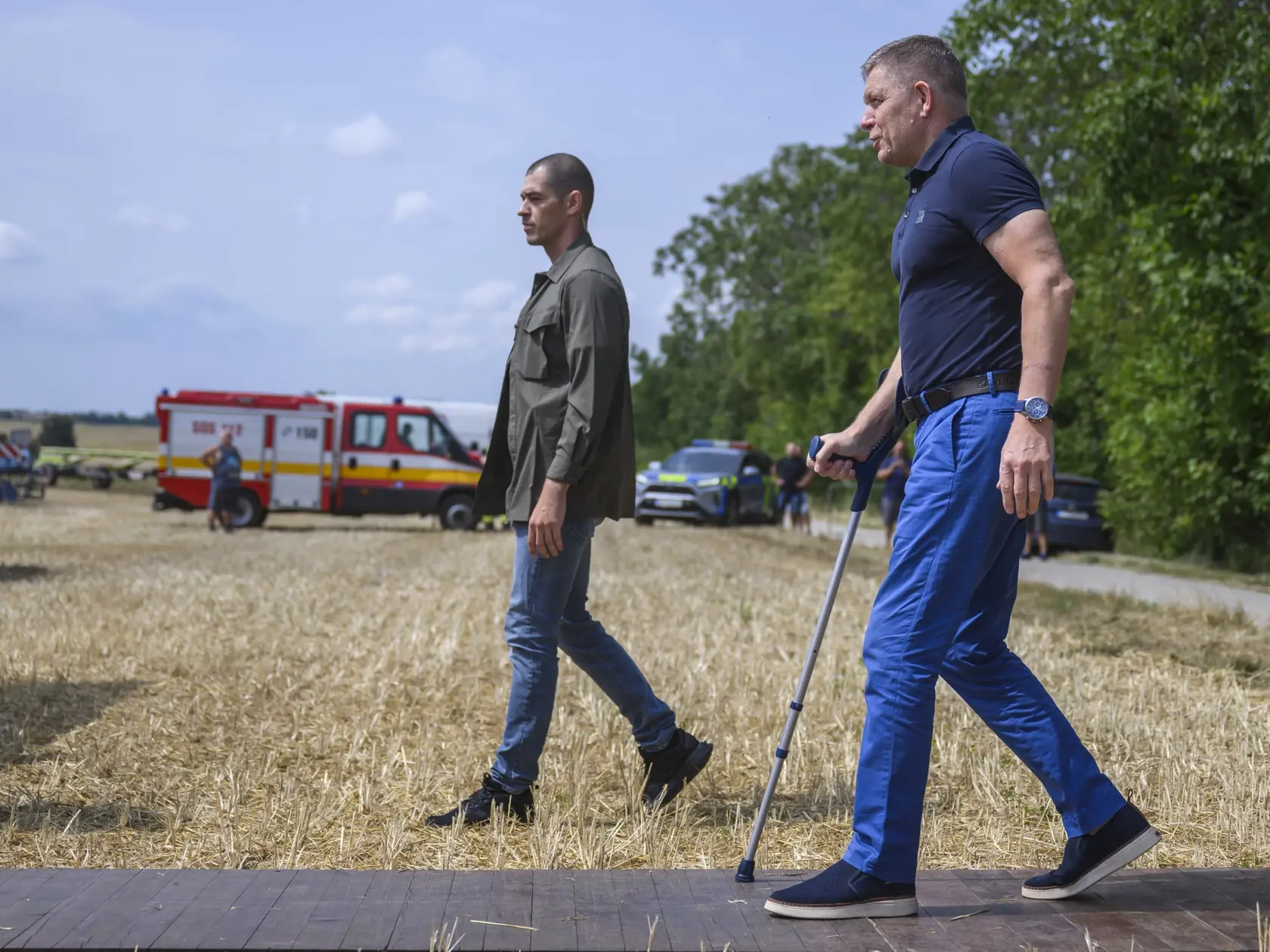 Na snímke predseda vlády SR Robert Fico (Smer-SD) s barlou prichádza na tlačovú konferenciu, na ktorej bude spolu s ministrom pôdohospodárstva a rozvoja vidieka SR Richardom Takáčom (Smer-SD), zástupcami Slovenskej poľnohospodárskej a potravinárskej komory (SPPK) a miestnych farmárov informovať o priebehu tohtoročnej žatvy na poľnohospodárskom družstve Agro Voderady v obci Slovenská Nová Ves v okrese Trnava v pondelok 8. júla 2024. FOTO TASR - Jaroslav Novák