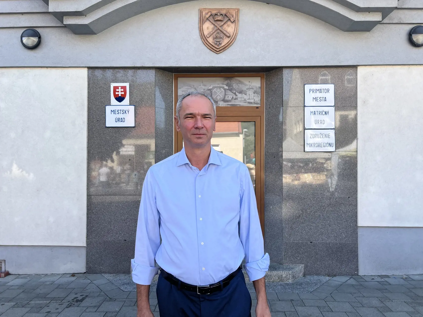 Mnohí obyvatelia obviňujú z krachu školy vedenie mesta a priamo primátora Branislava Jaďuďa, ktorý sa na krajskom zastupiteľstve v tejto otázke zdržal hlasovania.