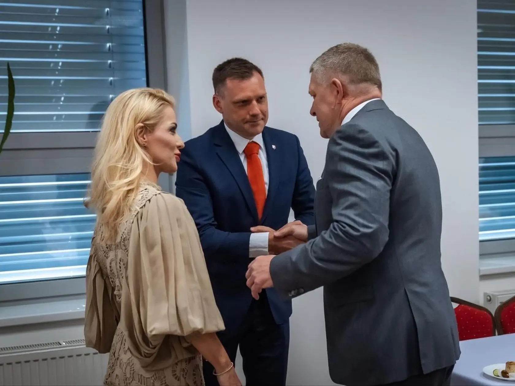 „Dnes som sa zúčastnila na výjazdovom rokovaní vlády v Handlovej, presne rok po atentáte na predsedu vlády Róberta Fica. Rok od tragickej udalosti, ktorá otriasla celou krajinou, sme sa stretli na tom istom mieste, kde sa druhýkrát narodil,“ napísala podvečer na svojom telegramovom účte ministerka kultúry Martina Šimkovičová. 