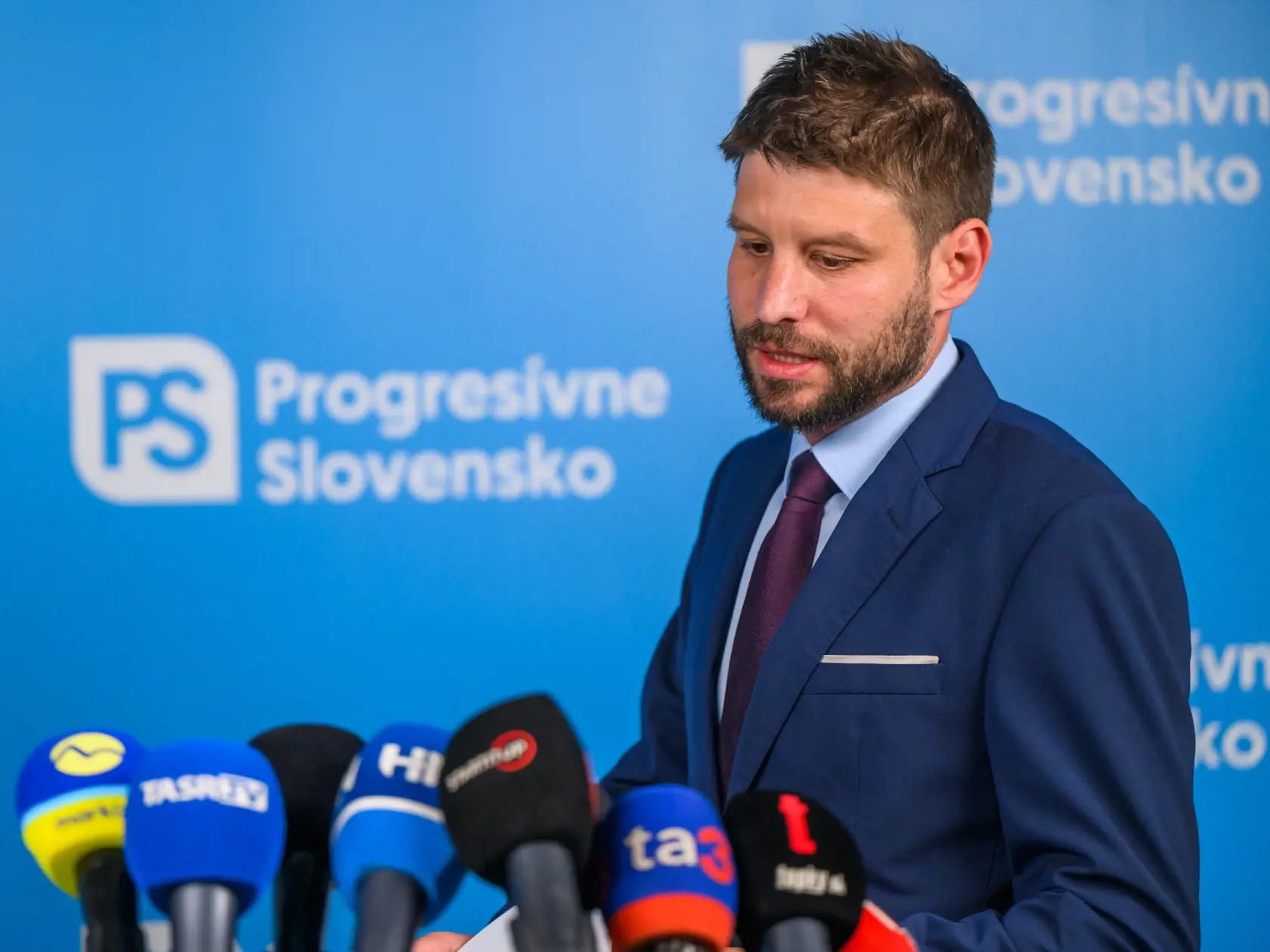 Na snímke podpredseda Národnej rady SR a predseda hnutia Progresívne Slovensko Michal Šimečka počas tlačovej konferencie na tému: Sú presne ako komunisti. Cenzurujú, kádrujú a útočia na rodinu. V Bratislave 23. augusta 2024.