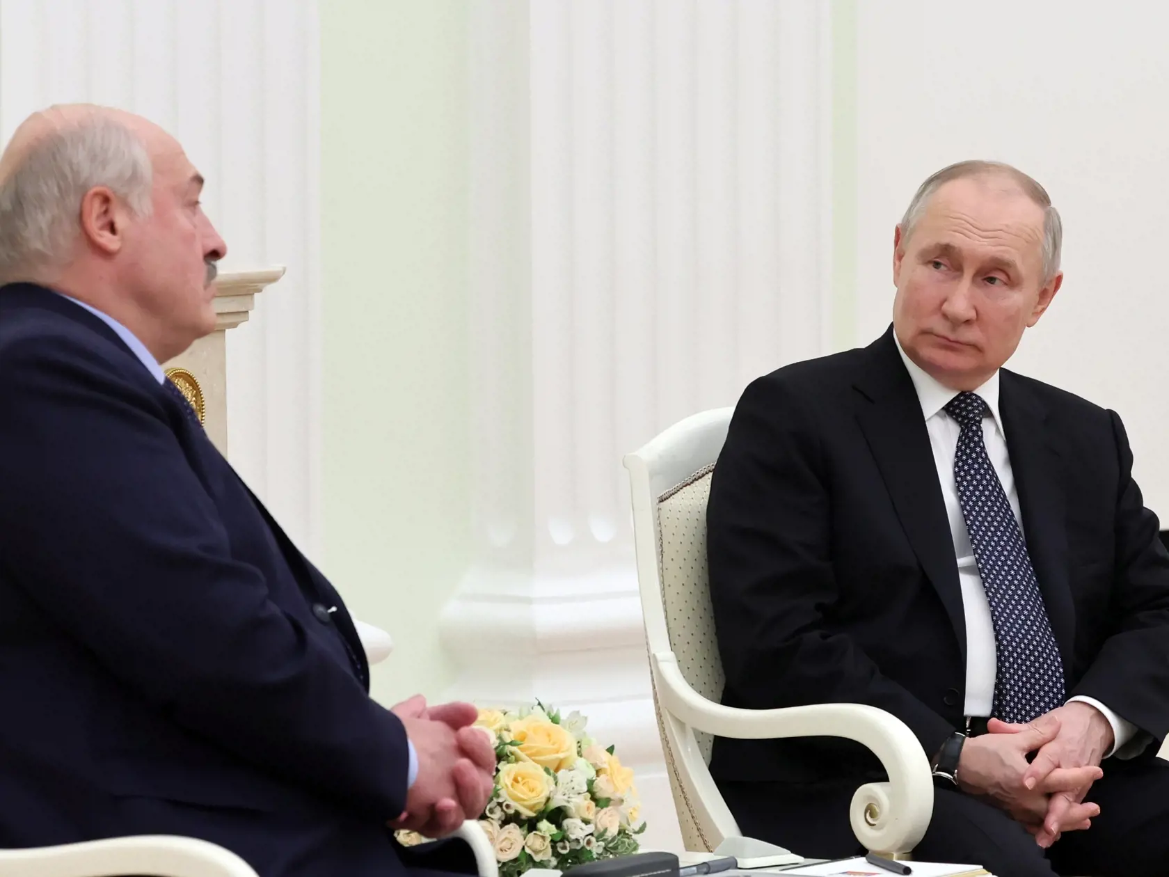 Na snímke sprava ruský prezident Vladimir Putin a bieloruský prezident Alexander Lukašenko počas stretnutia v Kremli v Moskve 5. apríla 2023.