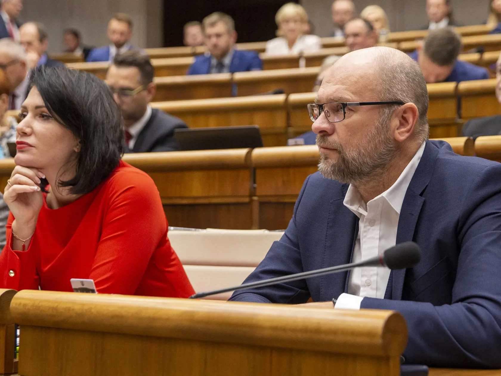 Na snímke je Jana Bittó Cigániková a Richard Sulík počas rokovania Národnej rady SR. 