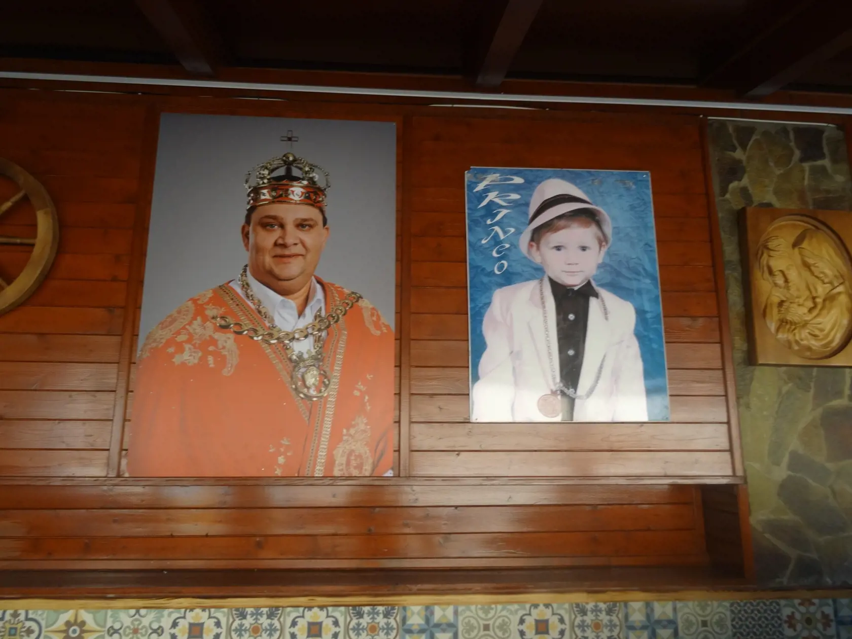 Vonku pod prístreškom má inštalované fotografie svoje, detí a obrazy Krista a Panny Márie.