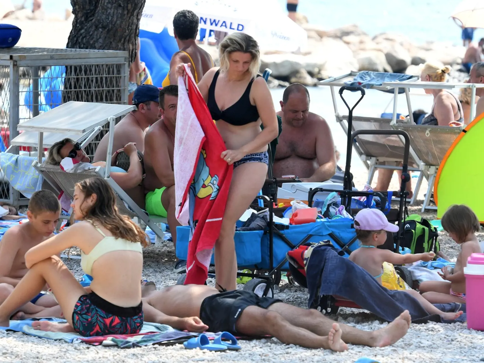 Aj napriek pandémii koronavírusu si dovolenku v Chorvátsku užívajú tisíce turistov. Na snímke preplnená pláž v chorvátskej Crikvenici 13. augusta 2020.
