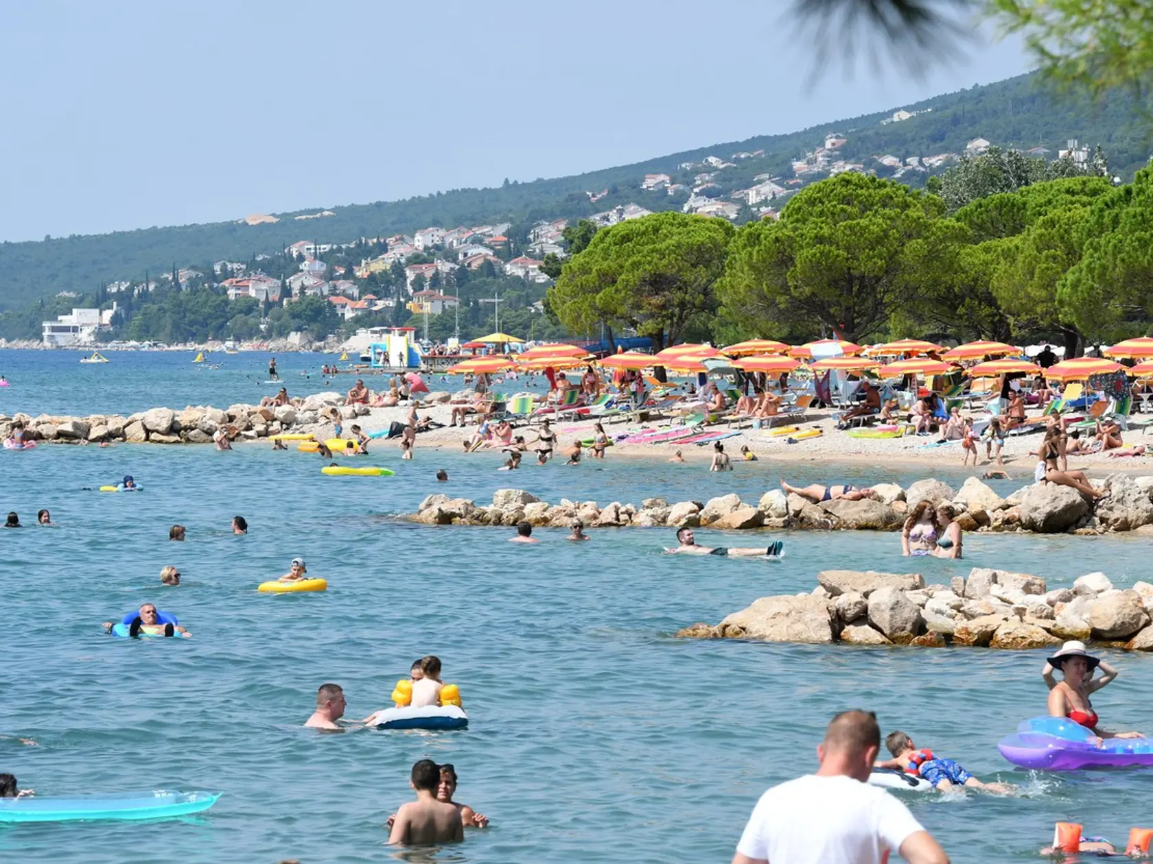Aj napriek pandémii koronavírusu si dovolenku v Chorvátsku užívajú tisíce turistov. Na snímke preplnená pláž v chorvátskej Crikvenici 13. augusta 2020.