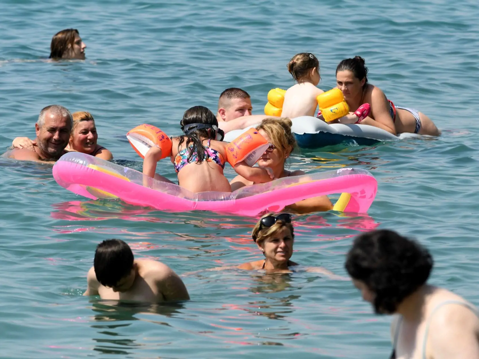Aj napriek pandémii koronavírusu si dovolenku v Chorvátsku užívajú tisíce turistov. Na snímke preplnená pláž v chorvátskej Crikvenici 13. augusta 2020.