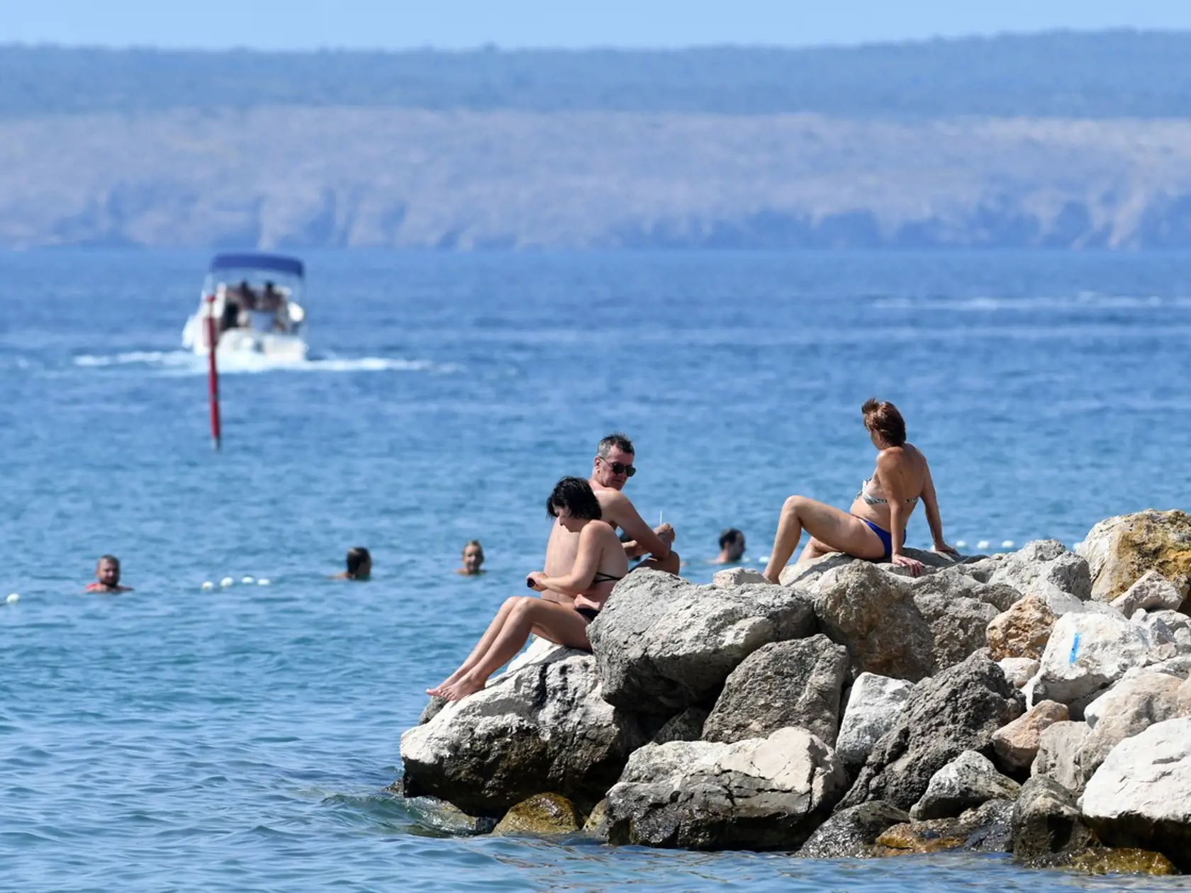 Aj napriek pandémii koronavírusu si dovolenku v Chorvátsku užívajú tisíce turistov. Na snímke preplnená pláž v chorvátskej Crikvenici 13. augusta 2020.