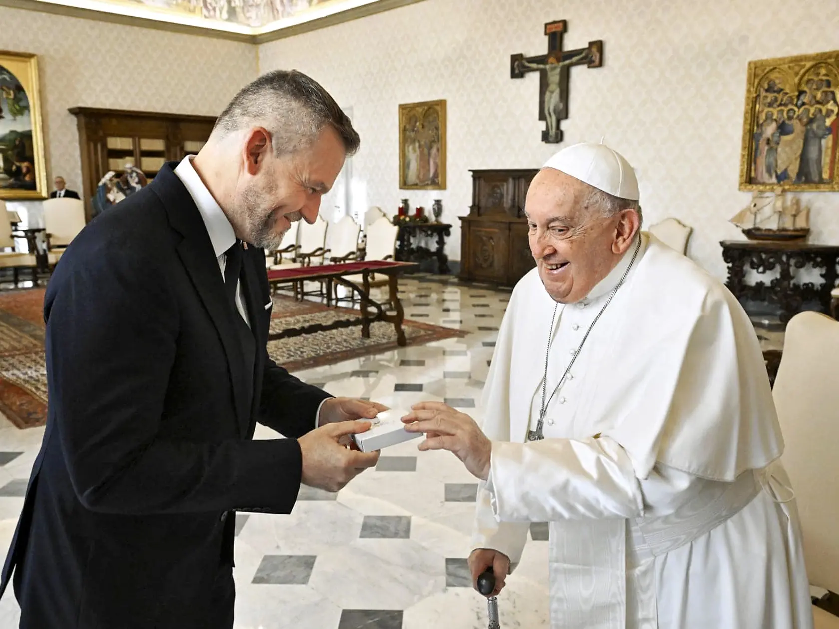 Prezident si s pápežom vymenili darčeky.