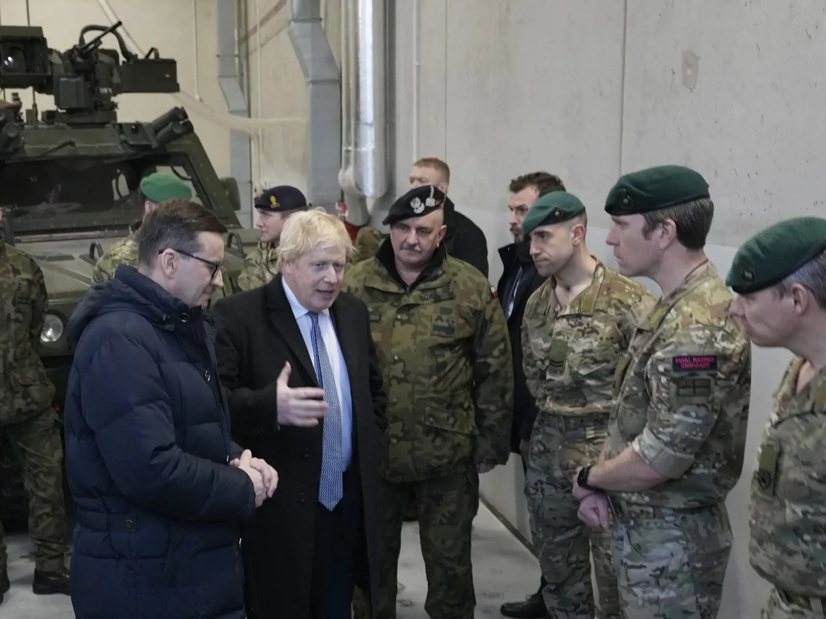 KK47 Varšava - Britský premiér Boris Johnson (druhý vľavo) a poľský premiér Mateusz Morawiecki počas stretnutia  s britskými vojakmi umiestnenými v Poľsku na misii NATO vo Wesole neďaleko Varšavy 10. februára 2022. FOTO TASR/AP
British Prime Minister Boris Johnson, center, and his Polish counterpart Mateusz Morawiecki talk to British troops stationed in Poland on a NATO mission of enhancement of the alliance's eastern flank in Wesola, near Warsaw Poland, On Thursday, Feb. 10, 2022. Johnson was i